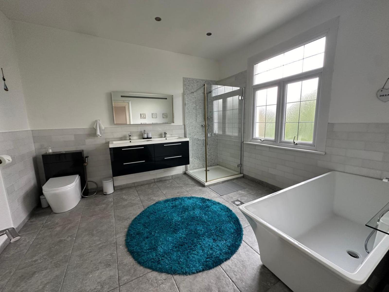 Luxurious Living 4 Bedroom London