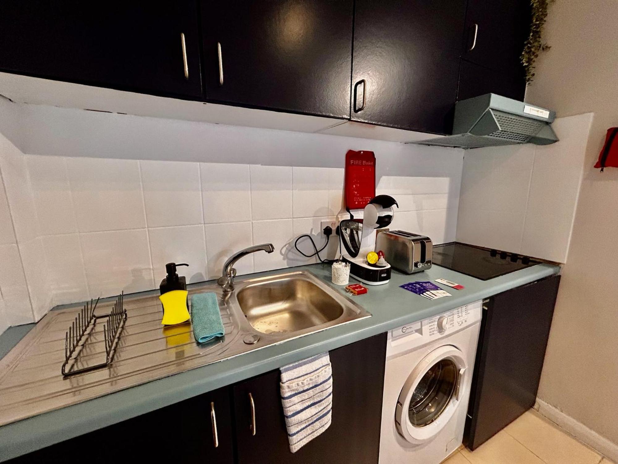 Acton Elizabeth Line Guest house *