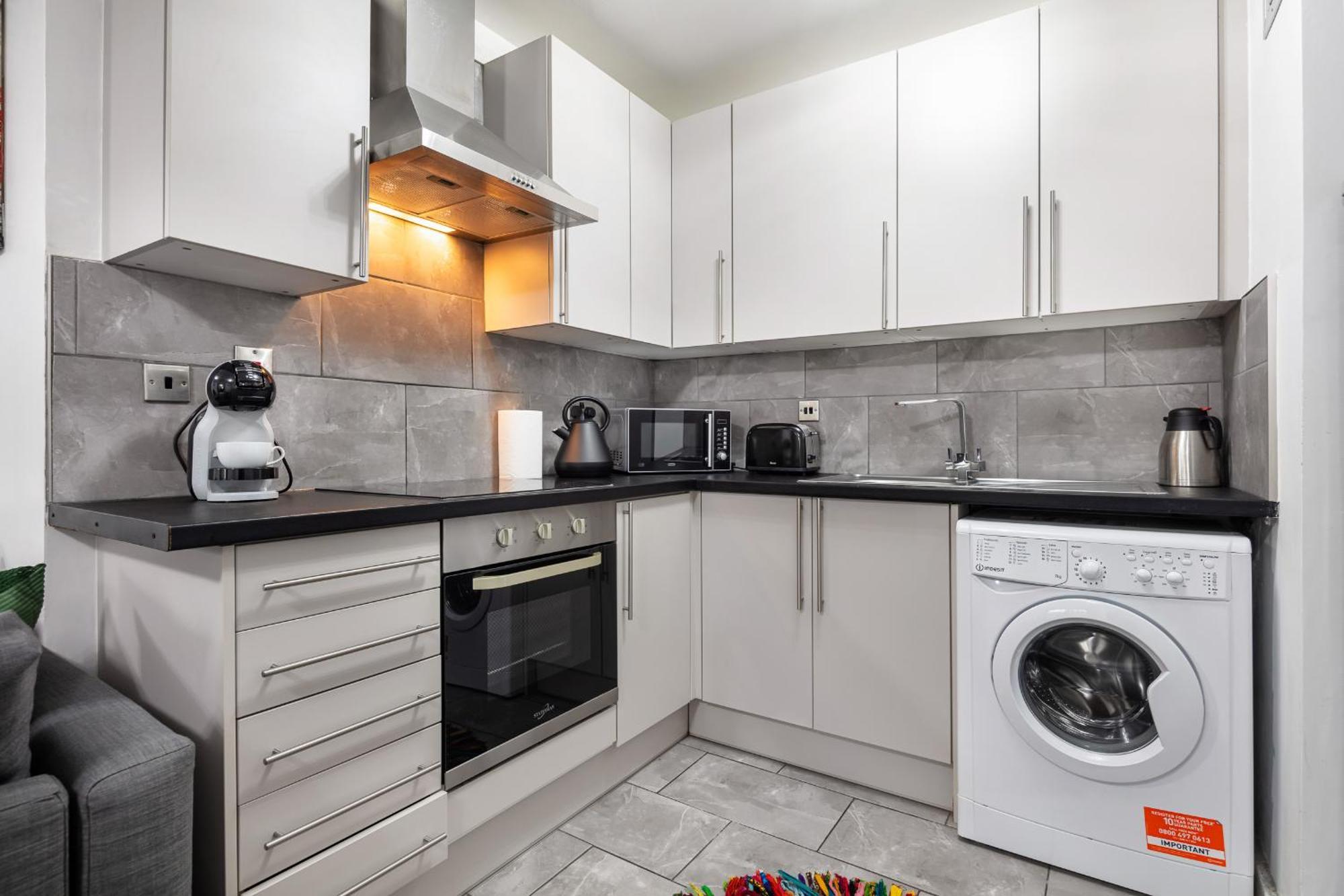 'ample Next To Cromwell Hospital In Kensington London
