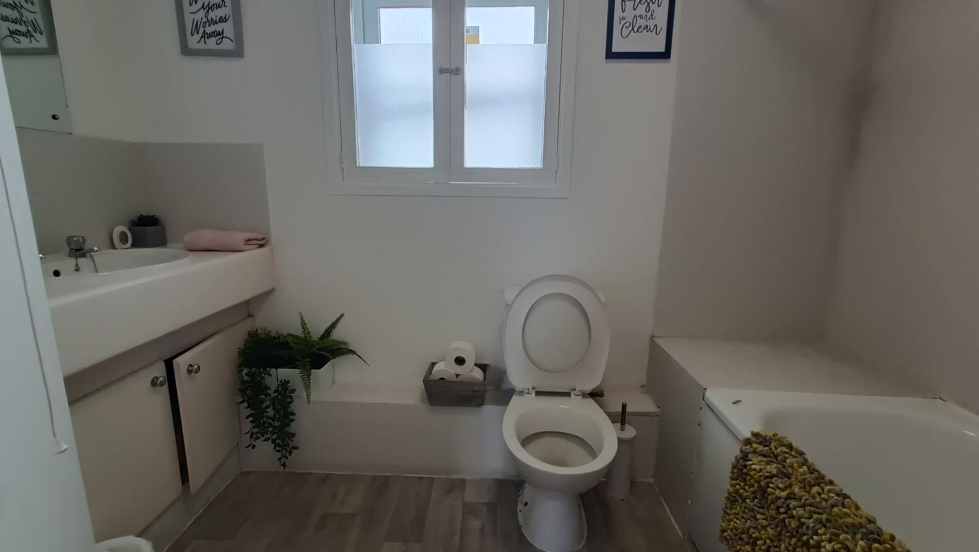 2 Bed Functional House Close To Manor Park Train Station *