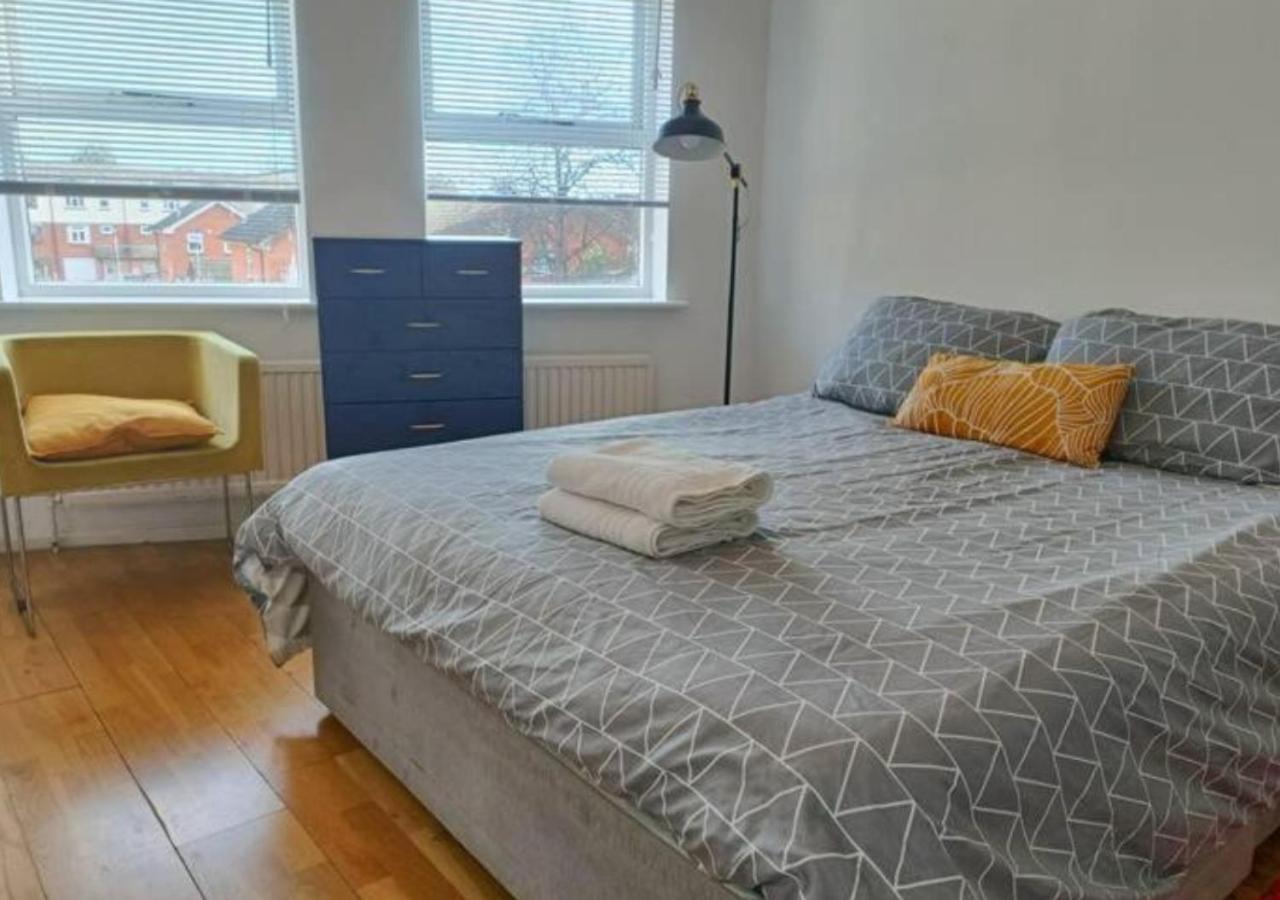2 Bed Functional House Close To Manor Park Train Station London