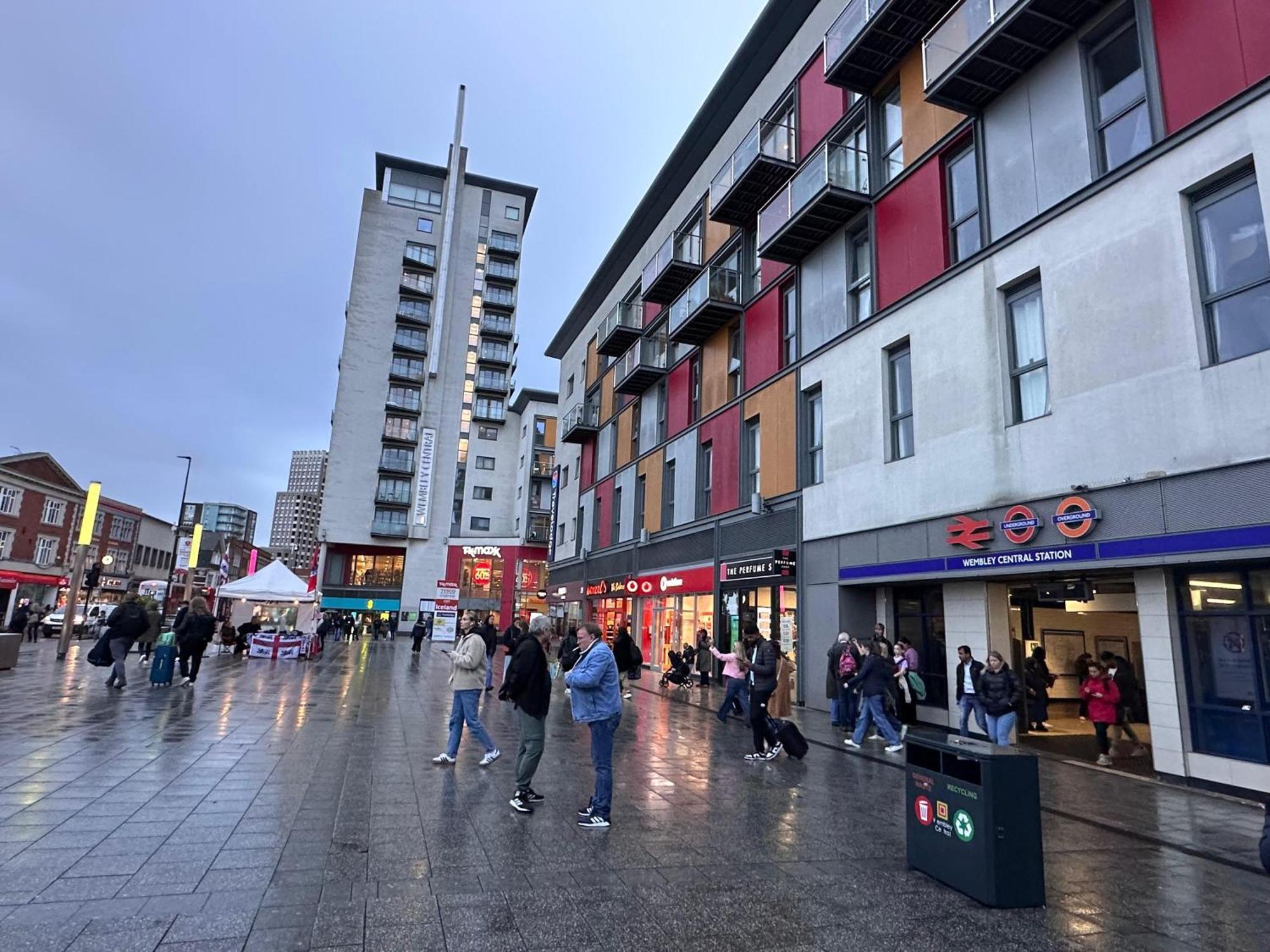 Homestay The Wembley Escape, Modern Stays, Big City Vibes *