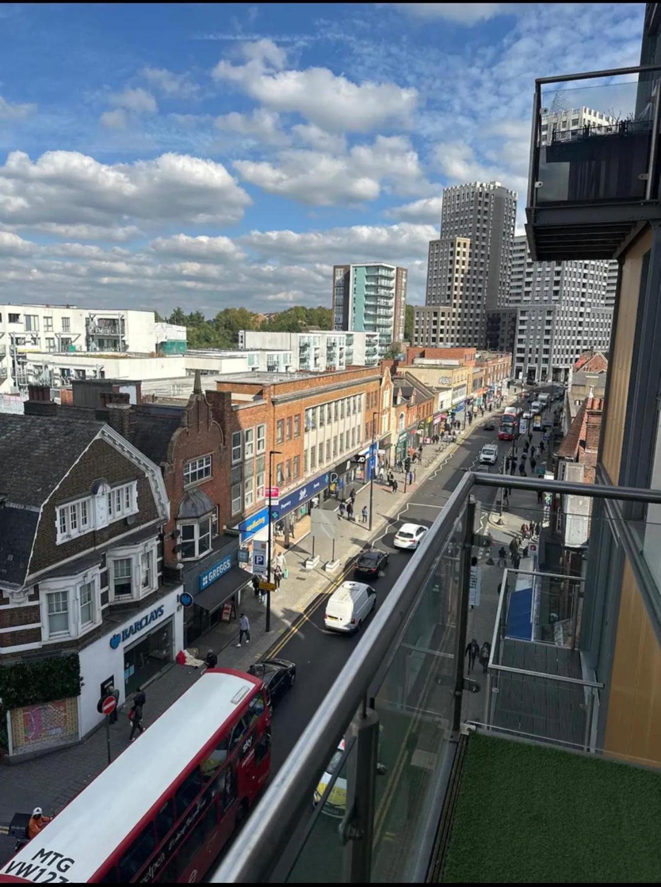 Homestay The Wembley Escape, Modern Stays, Big City Vibes