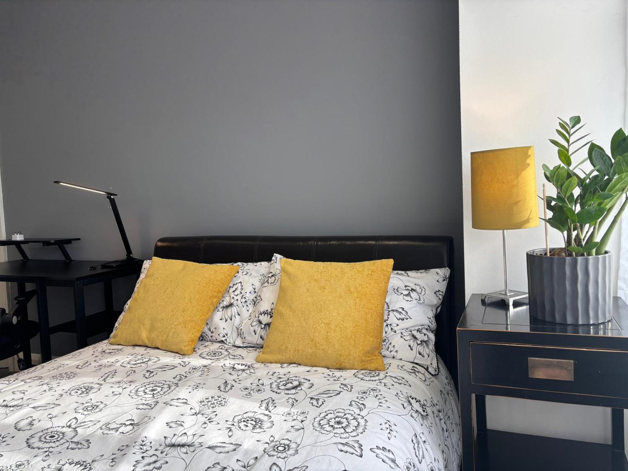 Entire House Floor Perfect For Couples & Freelancers - Available For Single Too Guest house London