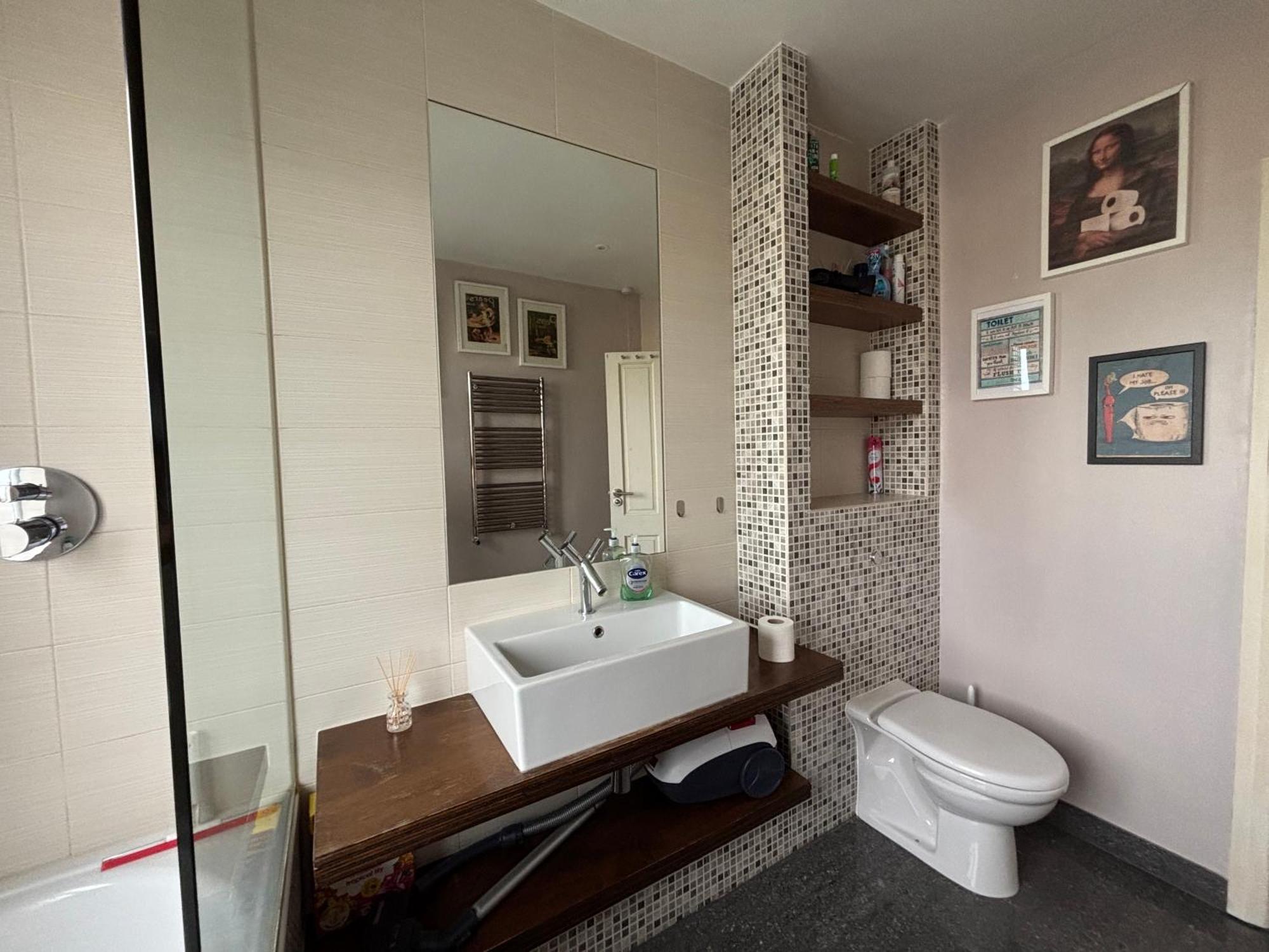 Guest house Entire House Floor Perfect For Couples & Freelancers - Available For Single Too *