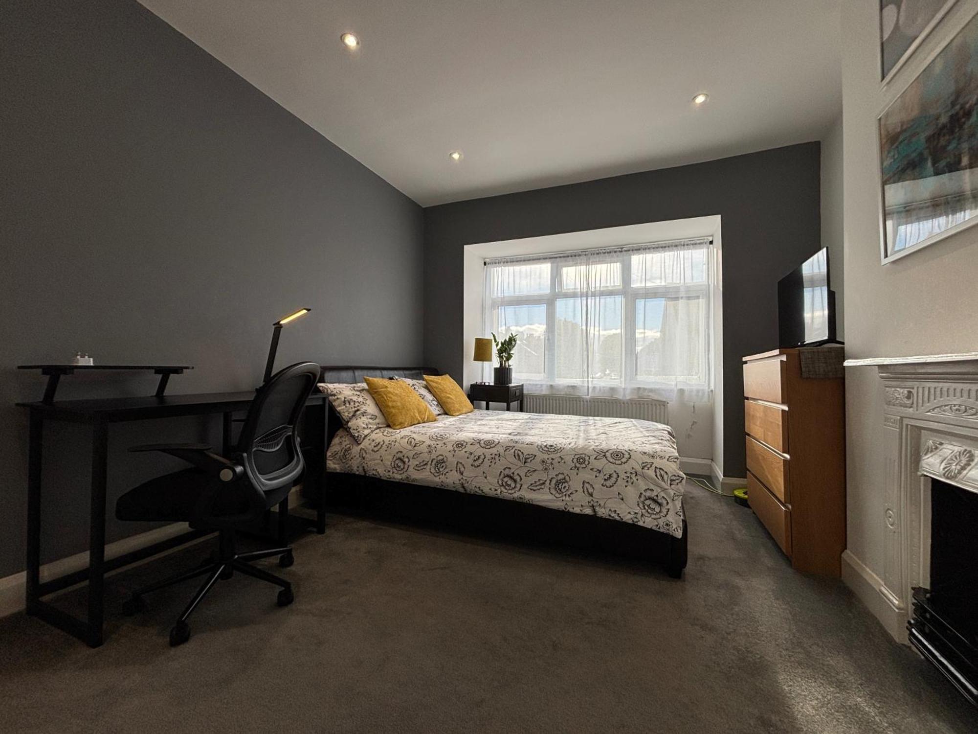 Entire House Floor Perfect For Couples & Freelancers - Available For Single Too Guest house London