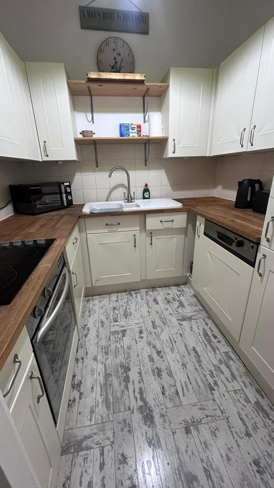 Trendy 2 Bedroom In Canary Wharf Apartment London
