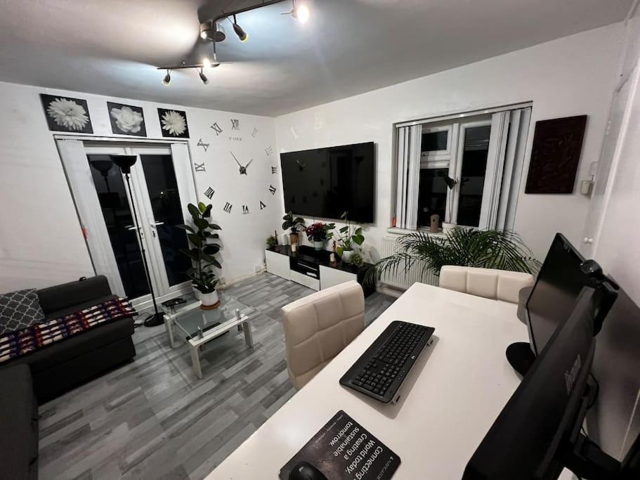 Apartment 1-bed Flat With Fast Wi-fi In Prime Location 15mins From
