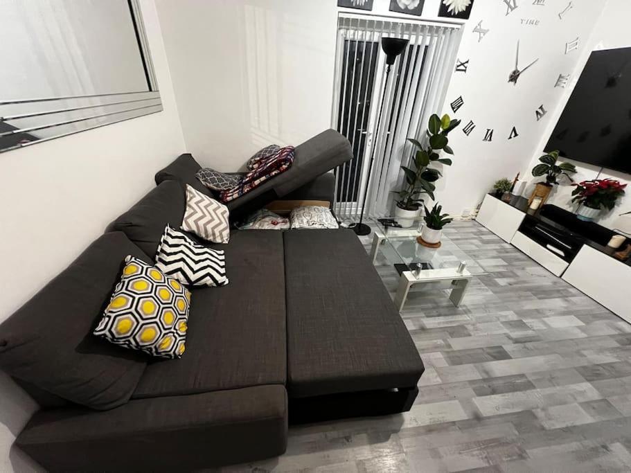 Apartment 1-bed Flat With Fast Wi-fi In Prime Location 15mins From *