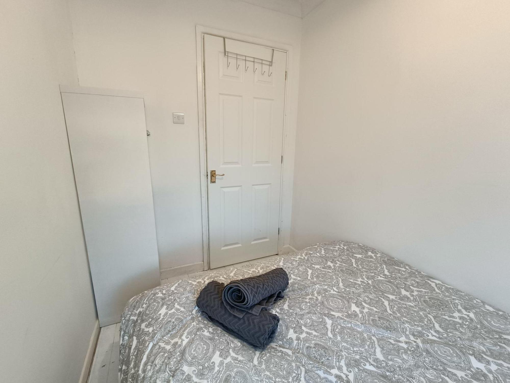 2 Bed Functional House Close To Manor Park Train Station