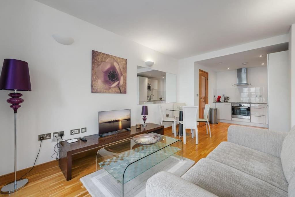 Stylish And Very With Balcony Apartment *