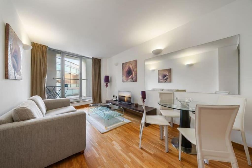 Stylish And Very With Balcony * London