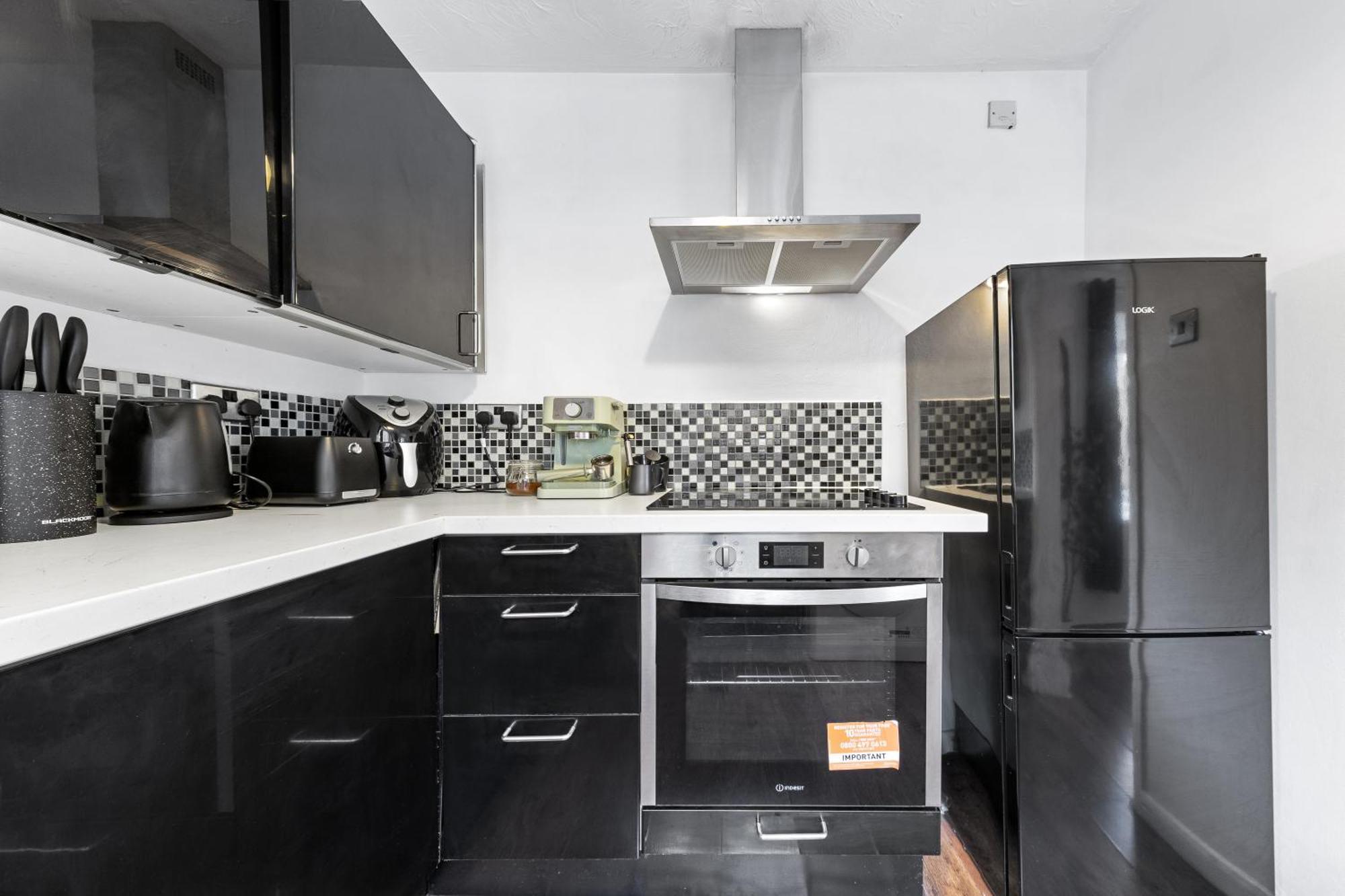 Quirky Canary 2bed, Free Parking, Smart Tv & Games
