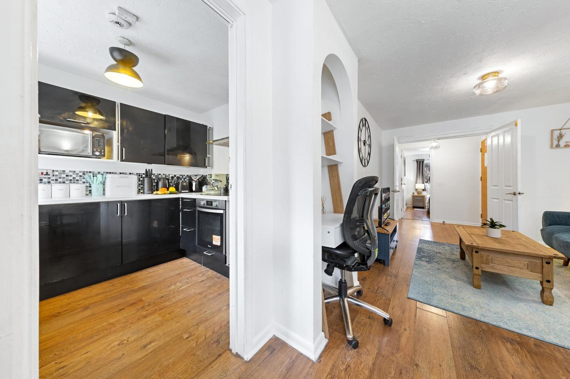 Quirky Canary 2bed, Free Parking, Smart Tv & Games