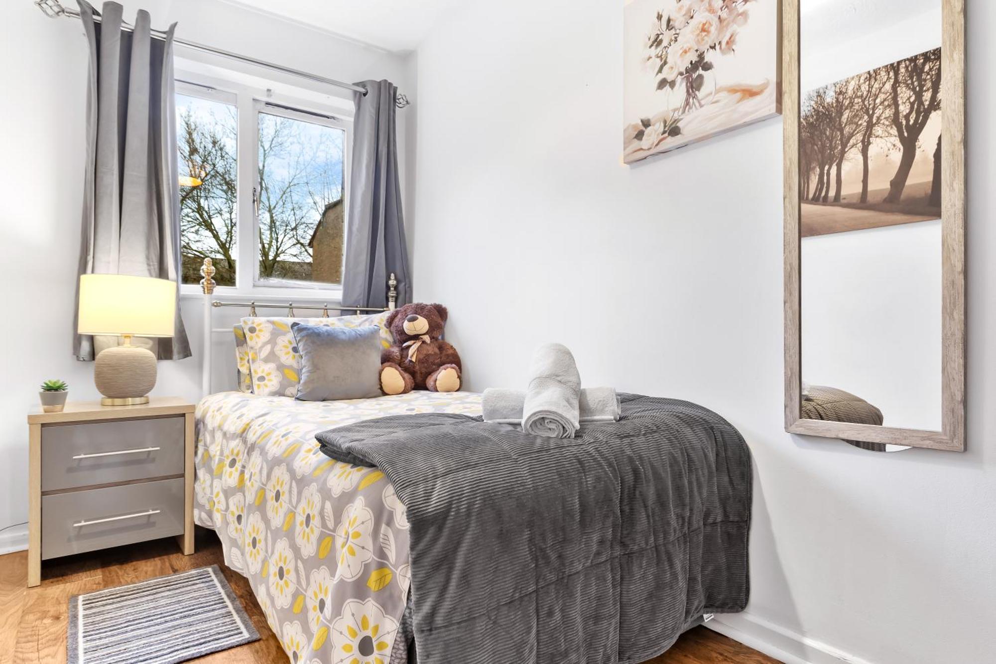 Quirky Canary 2bed, Free Parking, Smart Tv & Games