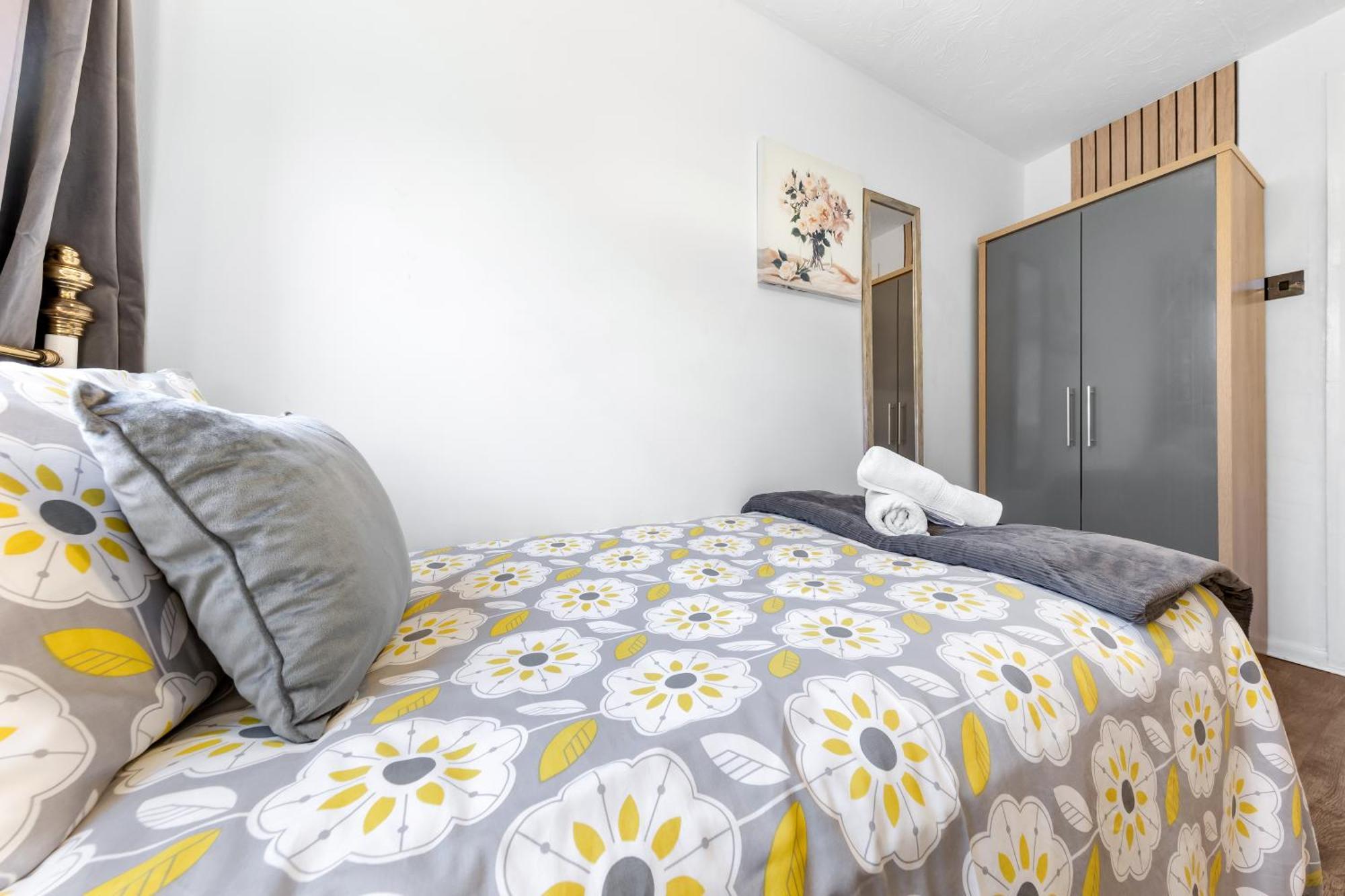 Quirky Canary 2bed, Free Parking, Smart Tv & Games