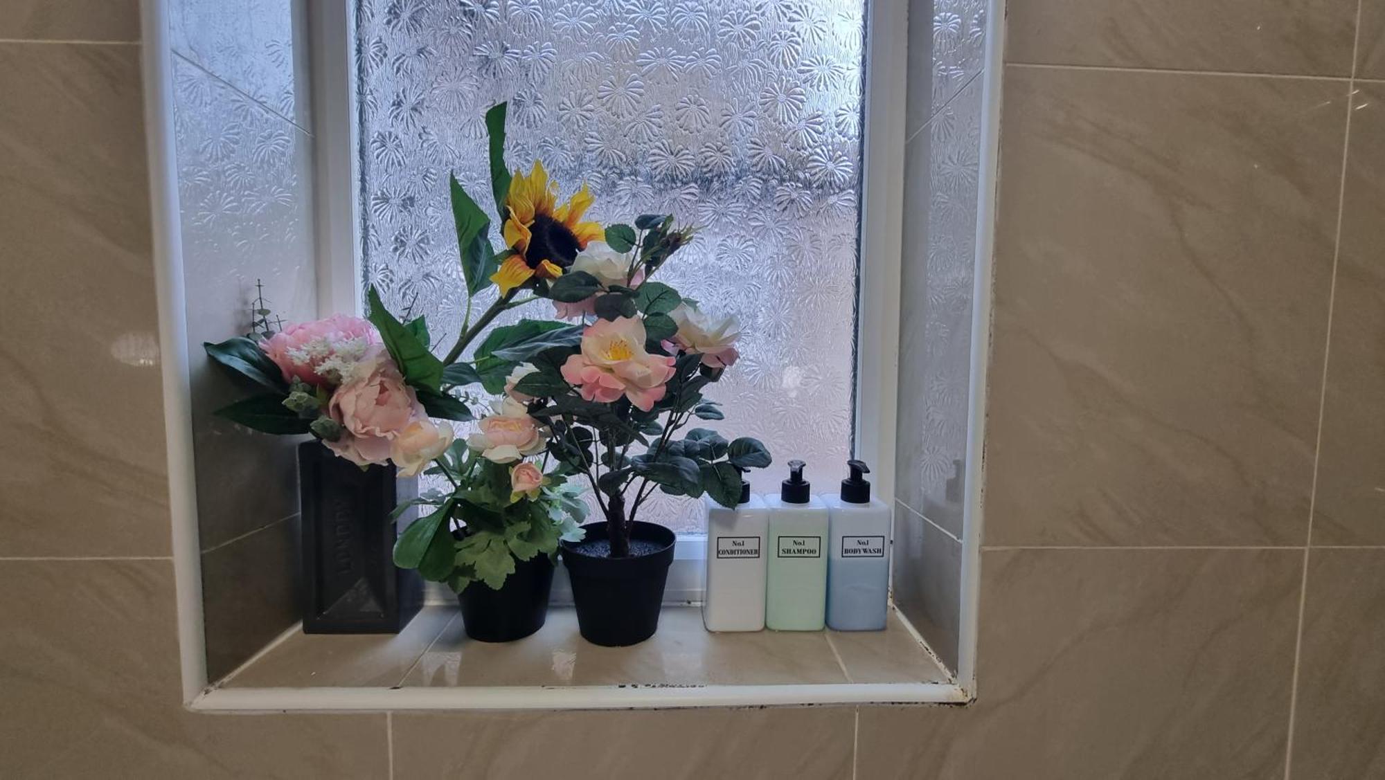 Homestay Chic Double Room, 20 Mins To London, Supermarkets, Shops, Bars, Metro Few Mins Walk London