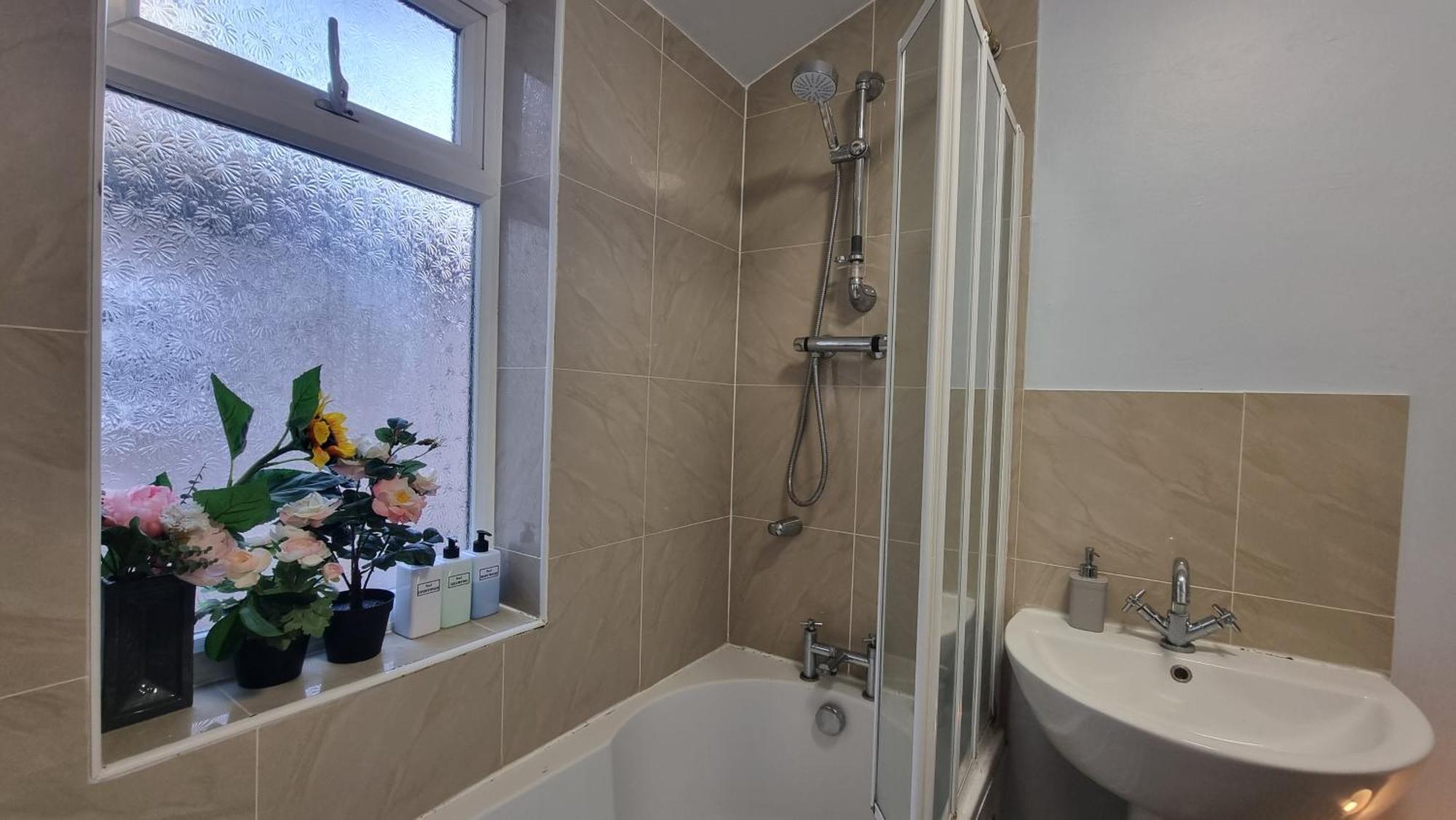 Chic Double Room, 20 Mins To London, Supermarkets, Shops, Bars, Metro Few Mins Walk Homestay