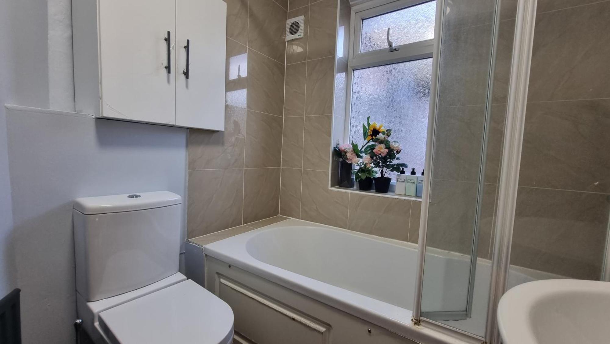 Homestay Chic Double Room, 20 Mins To London, Supermarkets, Shops, Bars, Metro Few Mins Walk London