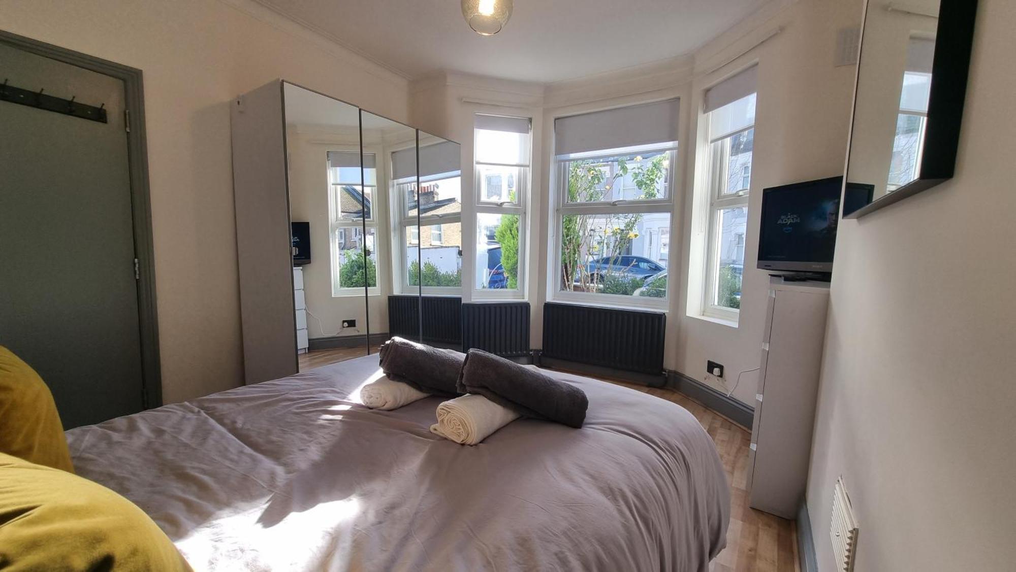 Homestay Chic Double Room, 20 Mins To London, Supermarkets, Shops, Bars, Metro Few Mins Walk London