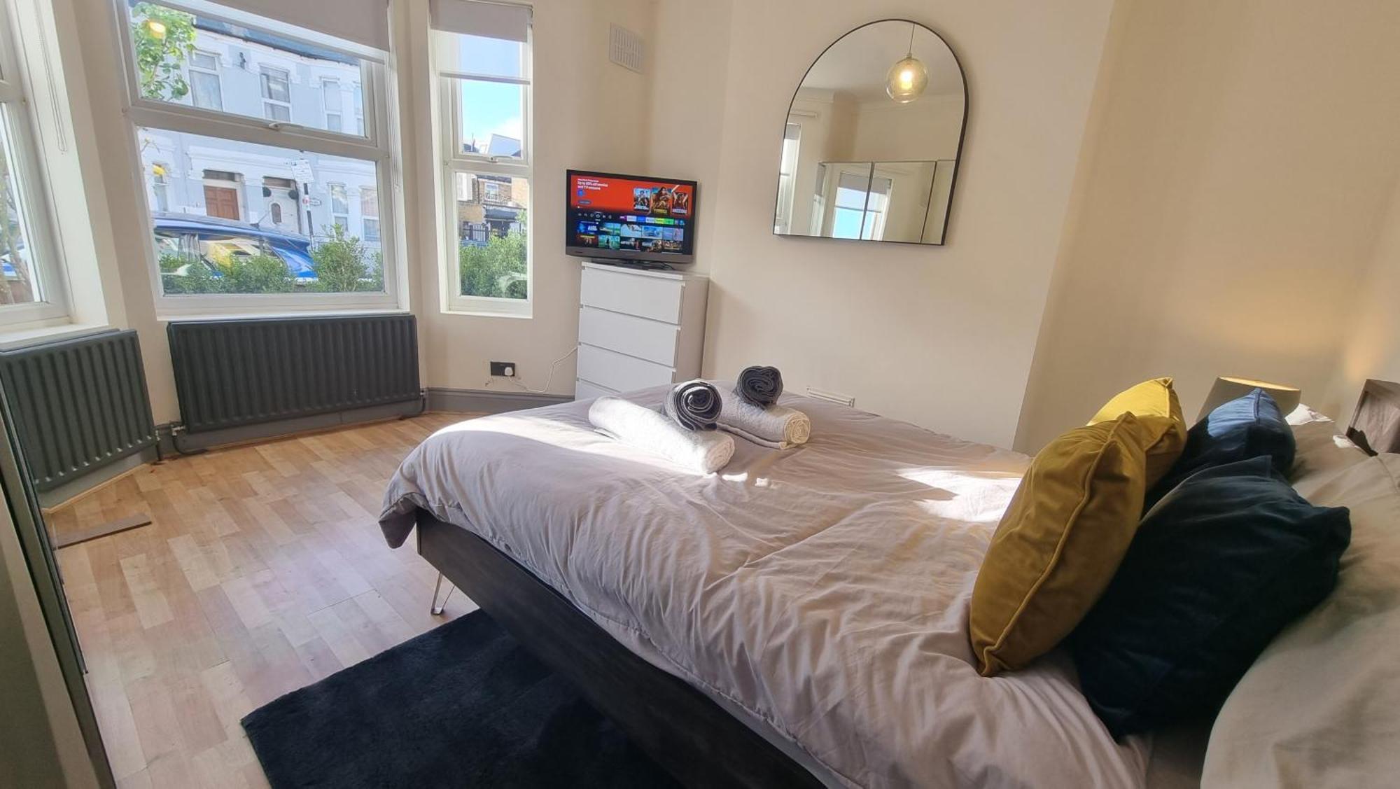 Chic Double Room, 20 Mins To London, Supermarkets, Shops, Bars, Metro Few Mins Walk Homestay London