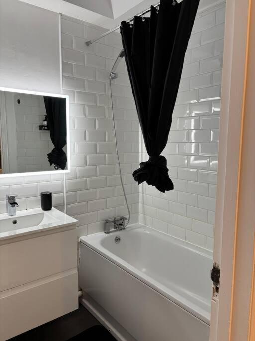 3 Br- King Size Bed, Netflix, Garden Free Parking Apartment