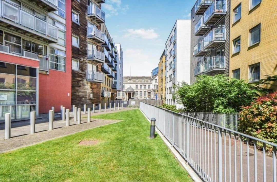 Charming 1bdr Serviced Condo! 4 Guests Pool N Free Parking Apartment *