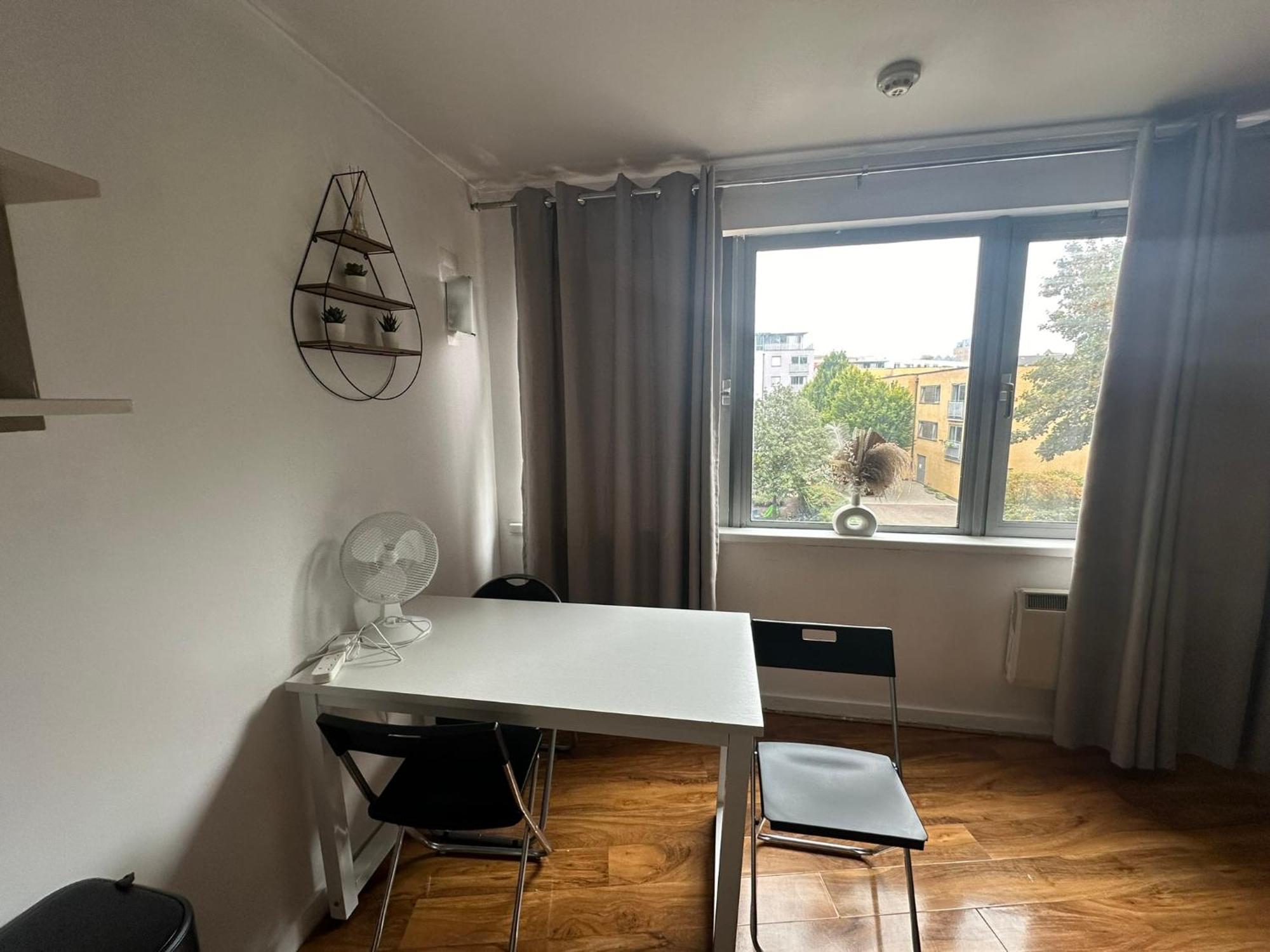Apartment Charming 1bdr Serviced Condo! 4 Guests Pool N Free Parking *