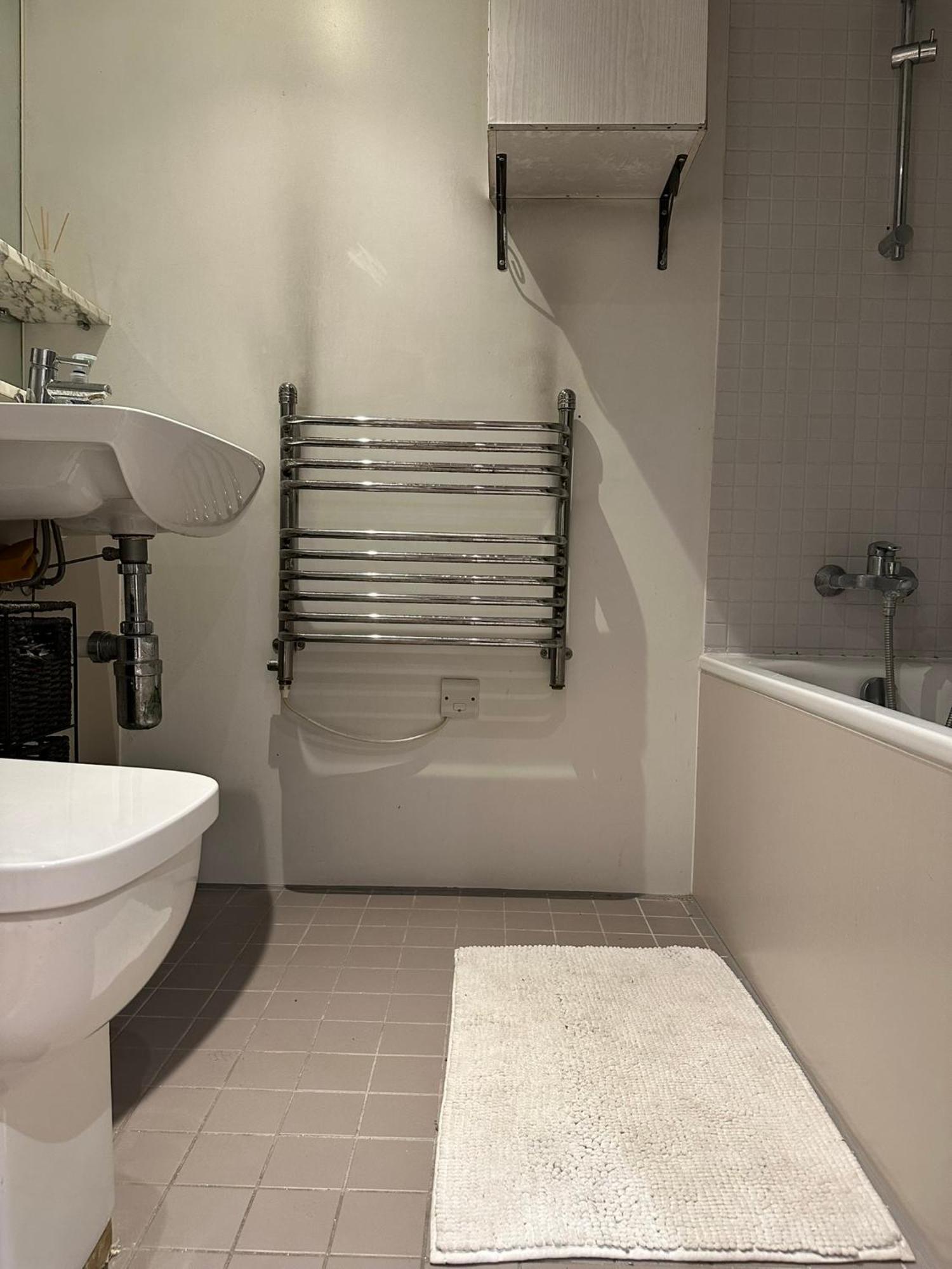 Charming 1bdr Serviced Condo! 4 Guests Pool N Free Parking Apartment