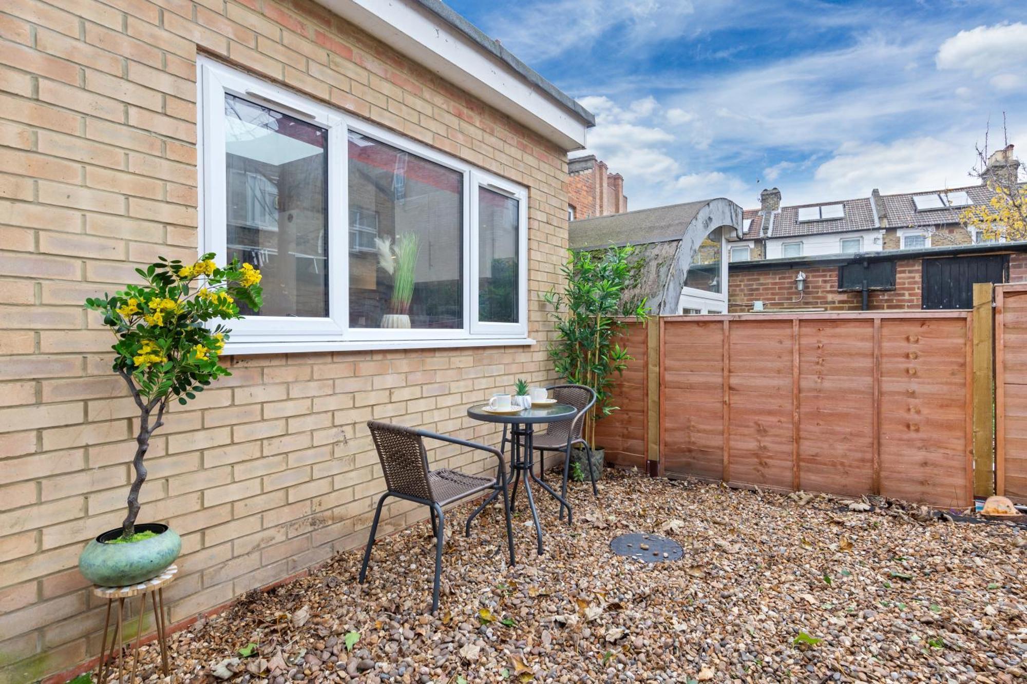 Apartment Chic & Spacious 2 Bedroom Haven In Zone 2-15 Mins To Central London- Garden & Parking Available! 5 Beds-Sleeps 6 People- Instant Book & Self Check-In! Save 20 Percent On Stays Of 7 Nights Or More ! *