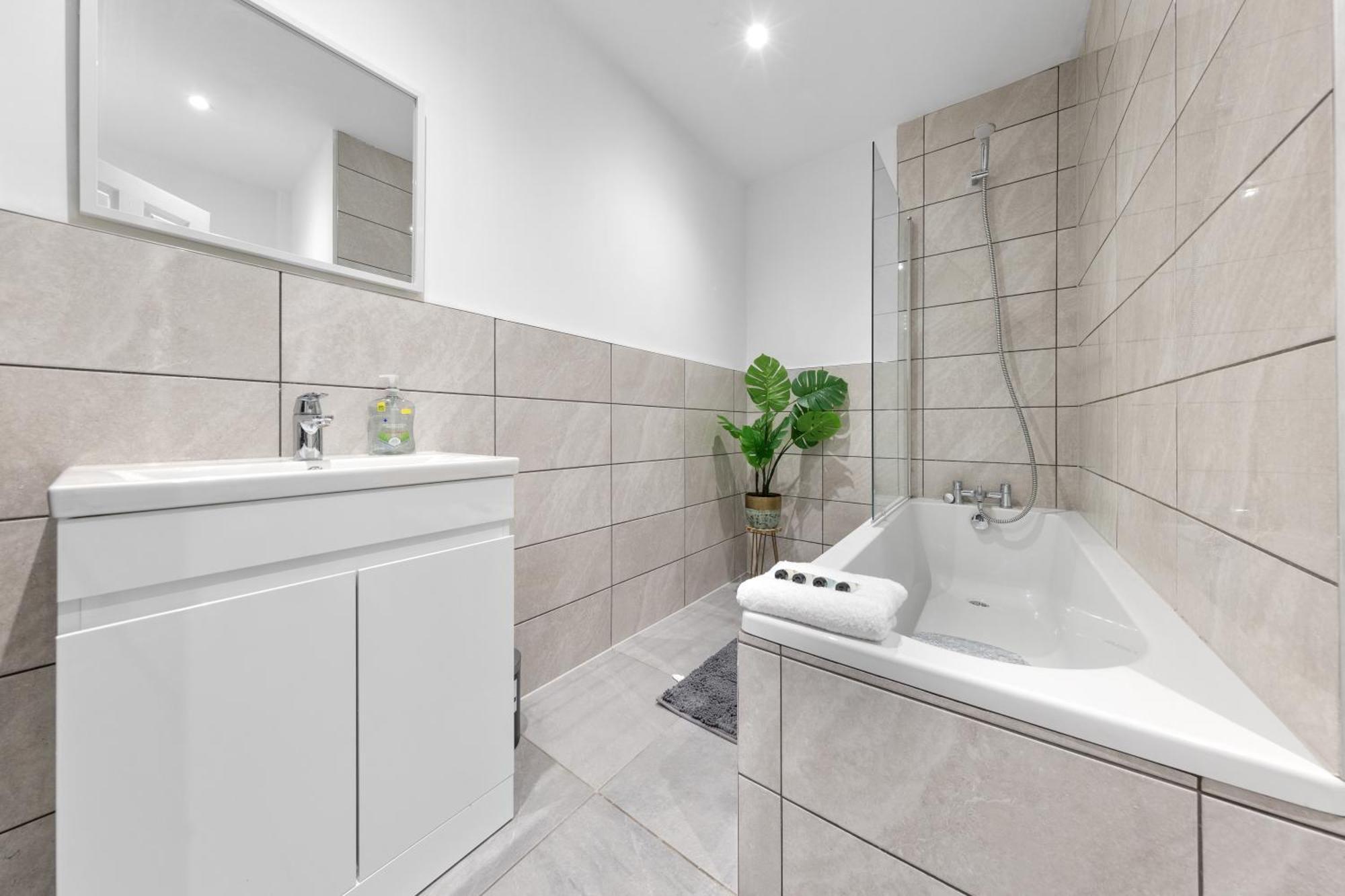 Chic & Spacious 2 Bedroom Haven In Zone 2-15 Mins To Central London- Garden & Parking Available! 5 Beds-Sleeps 6 People- Instant Book & Self Check-In! Save 20 Percent On Stays Of 7 Nights Or More ! Apartment
