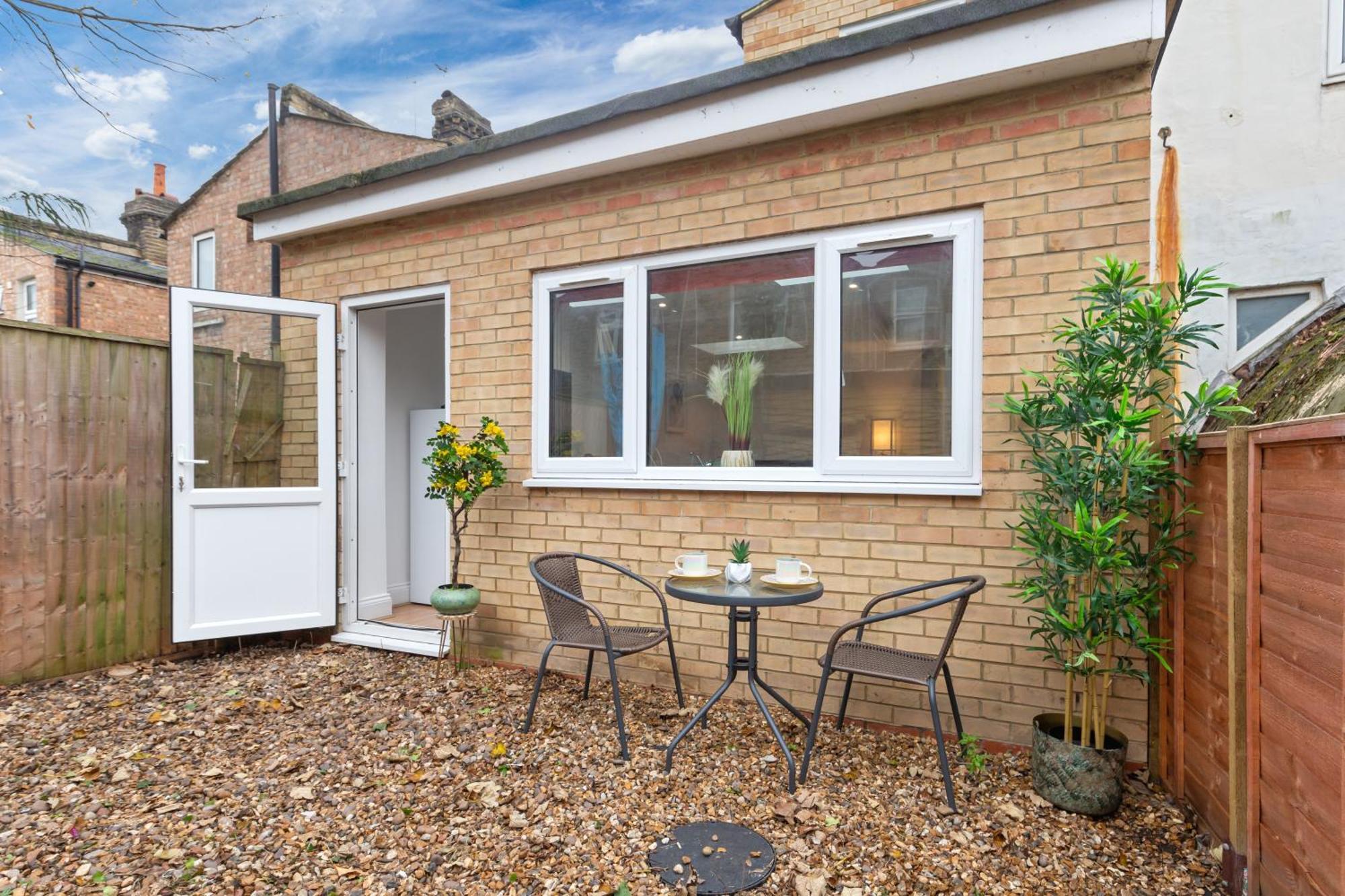 Chic & Spacious 2 Bedroom Haven In Zone 2-15 Mins To Central London- Garden & Parking Available! 5 Beds-Sleeps 6 People- Instant Book & Self Check-In! Save 20 Percent On Stays Of 7 Nights Or More ! Apartment London