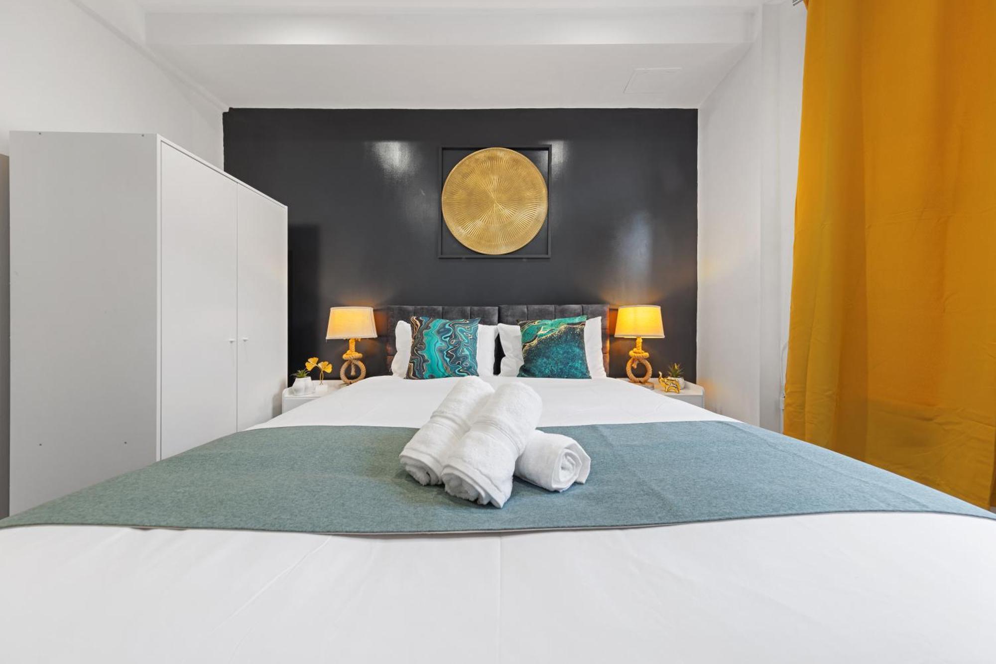 Chic & Spacious 2 Bedroom Haven In Zone 2-15 Mins To Central London- Garden & Parking Available! 5 Beds-Sleeps 6 People- Instant Book & Self Check-In! Save 20 Percent On Stays Of 7 Nights Or More ! London