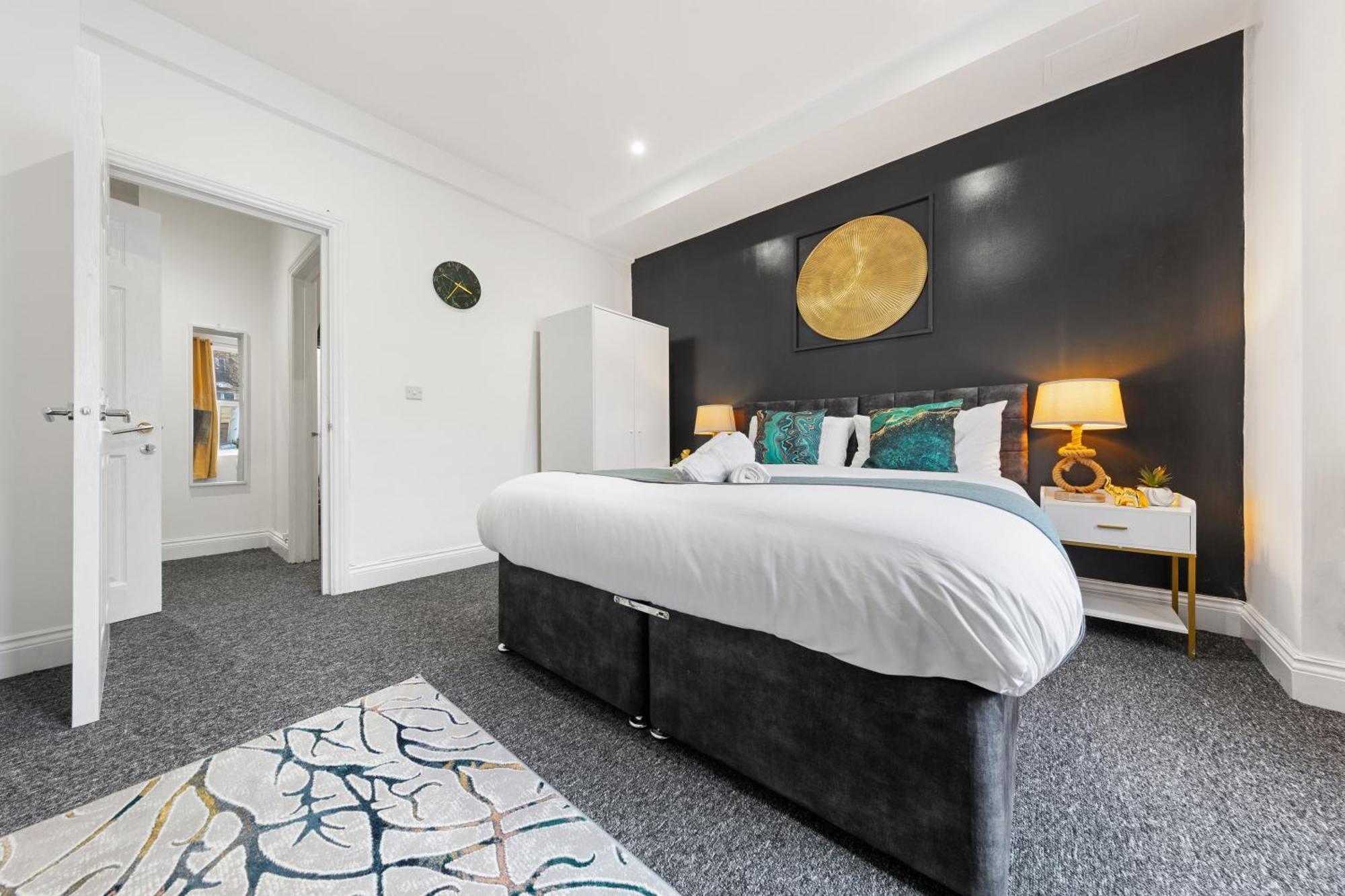 Chic & Spacious 2 Bedroom Haven In Zone 2-15 Mins To Central London- Garden & Parking Available! 5 Beds-Sleeps 6 People- Instant Book & Self Check-In! Save 20 Percent On Stays Of 7 Nights Or More ! * London