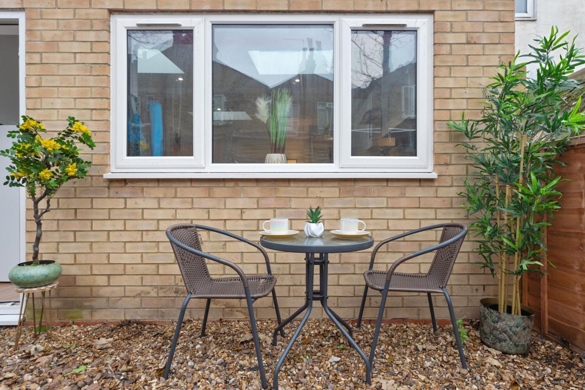 Chic & Spacious 2 Bedroom Haven In Zone 2-15 Mins To Central London- Garden & Parking Available! 5 Beds-Sleeps 6 People- Instant Book & Self Check-In! Save 20 Percent On Stays Of 7 Nights Or More !