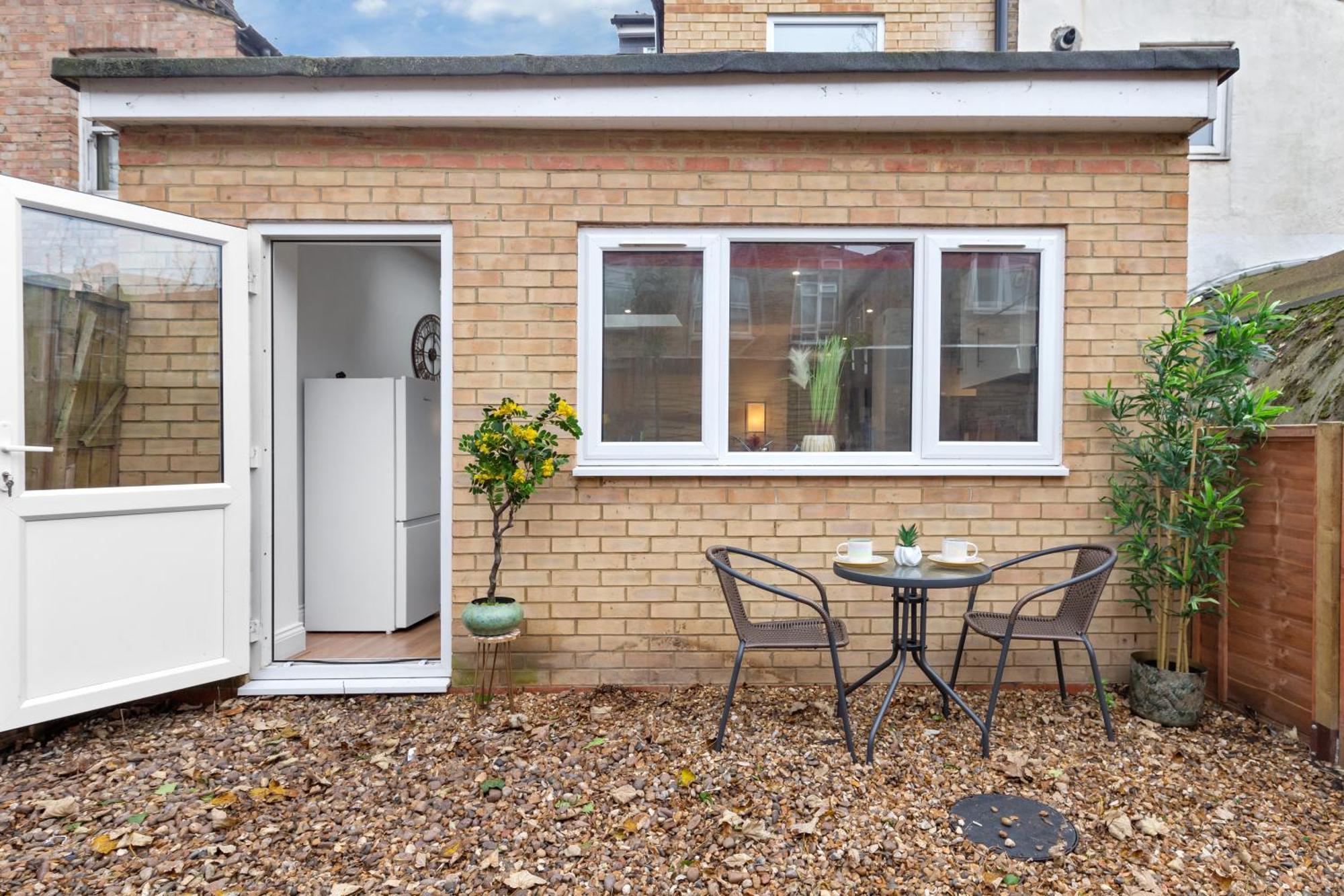 Chic & Spacious 2 Bedroom Haven In Zone 2-15 Mins To Central London- Garden & Parking Available! 5 Beds-Sleeps 6 People- Instant Book & Self Check-In! Save 20 Percent On Stays Of 7 Nights Or More ! Apartment London