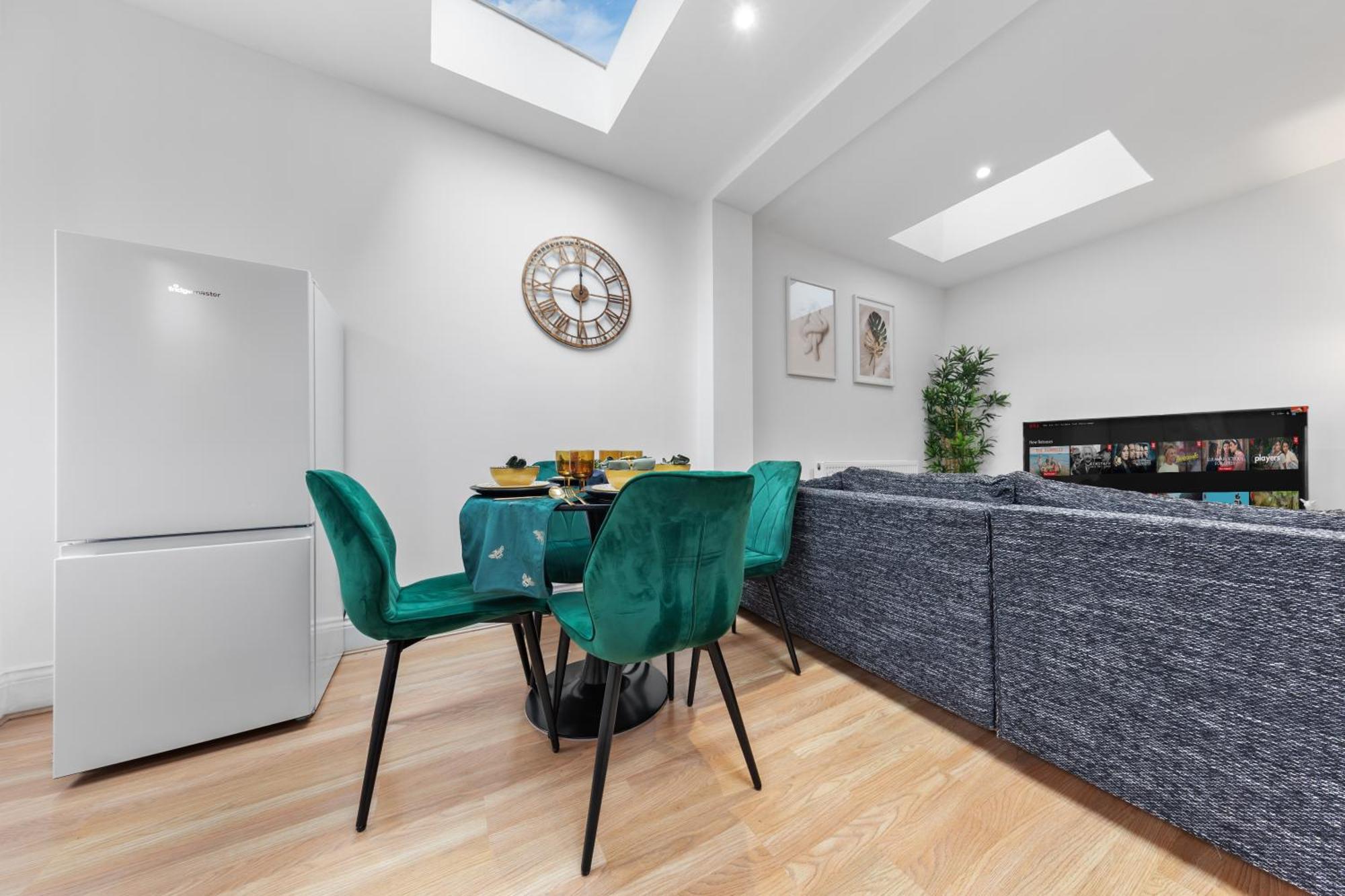 Chic & Spacious 2 Bedroom Haven In Zone 2-15 Mins To Central London- Garden & Parking Available! 5 Beds-Sleeps 6 People- Instant Book & Self Check-In! Save 20 Percent On Stays Of 7 Nights Or More ! London