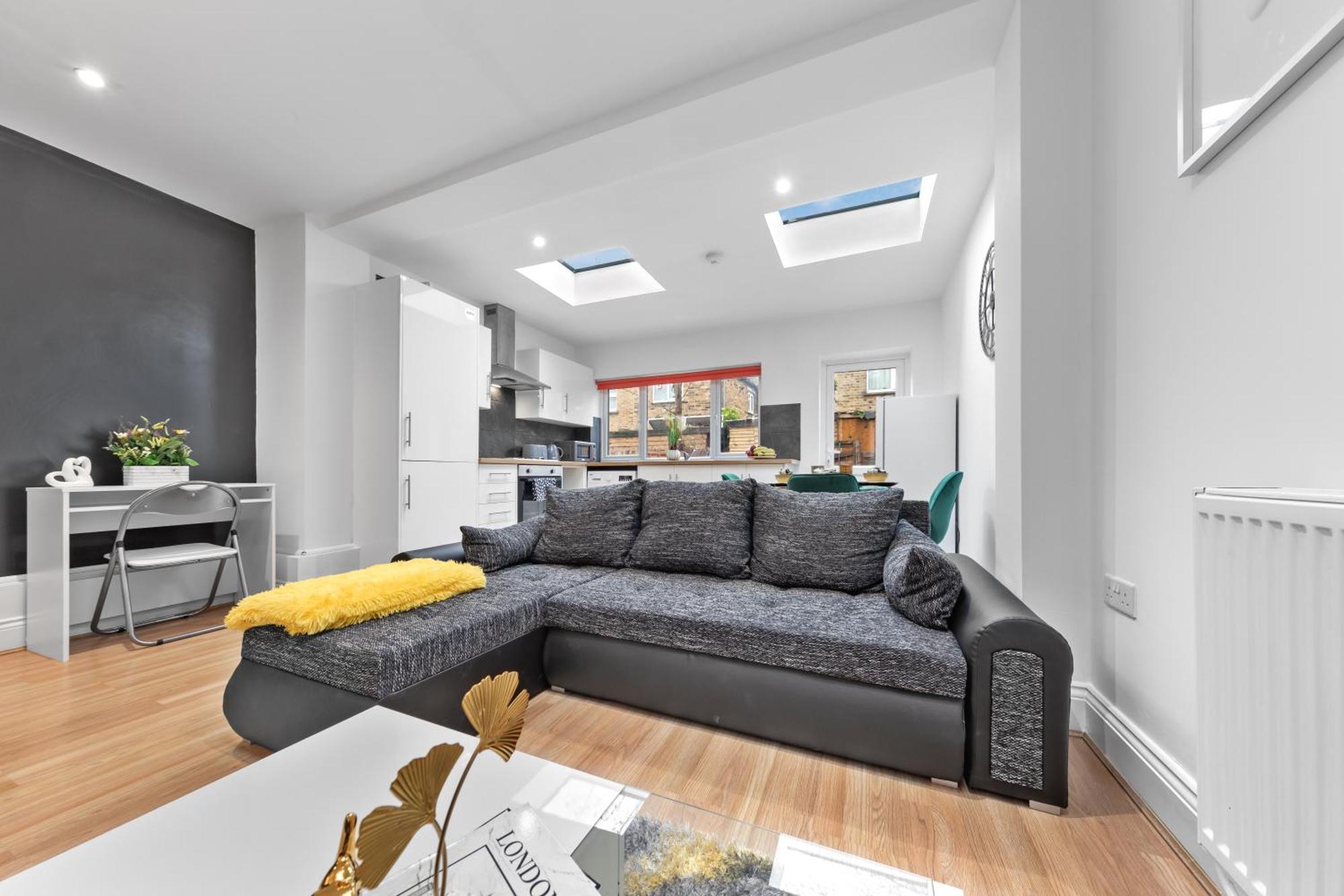 Chic & Spacious 2 Bedroom Haven In Zone 2-15 Mins To Central London- Garden & Parking Available! 5 Beds-Sleeps 6 People- Instant Book & Self Check-In! Save 20 Percent On Stays Of 7 Nights Or More ! * London