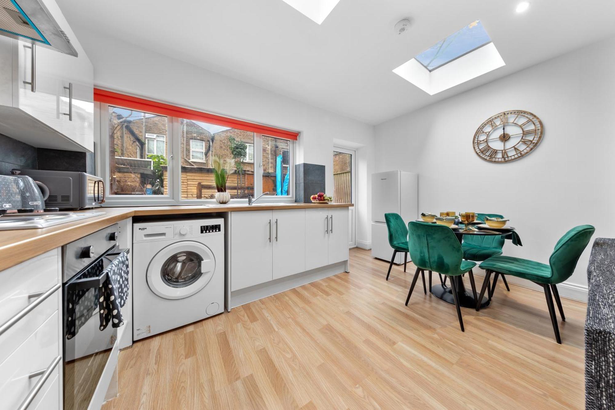 Chic & Spacious 2 Bedroom Haven In Zone 2-15 Mins To Central London- Garden & Parking Available! 5 Beds-Sleeps 6 People- Instant Book & Self Check-In! Save 20 Percent On Stays Of 7 Nights Or More !