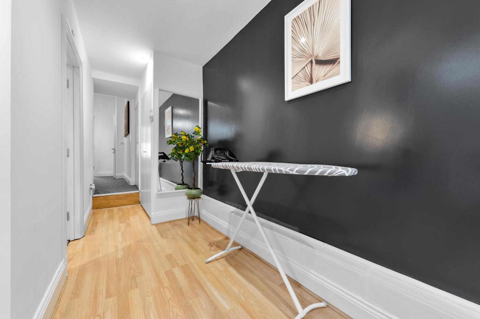 Apartment Chic & Spacious 2 Bedroom Haven In Zone 2-15 Mins To Central London- Garden & Parking Available! 5 Beds-Sleeps 6 People- Instant Book & Self Check-In! Save 20 Percent On Stays Of 7 Nights Or More ! *
