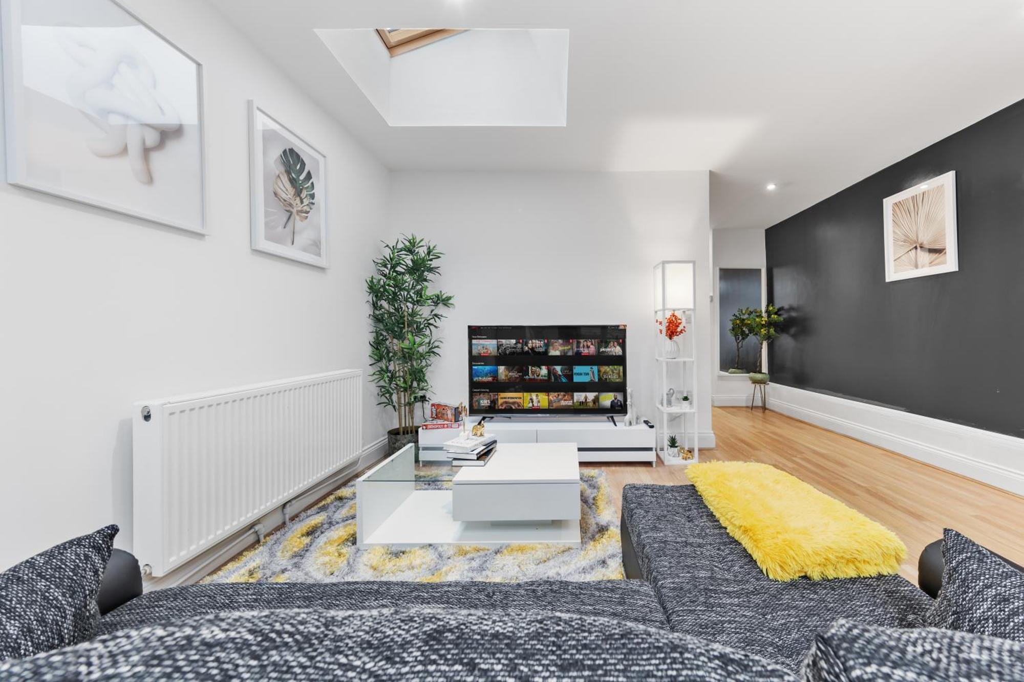Chic & Spacious 2 Bedroom Haven In Zone 2-15 Mins To Central London- Garden & Parking Available! 5 Beds-Sleeps 6 People- Instant Book & Self Check-In! Save 20 Percent On Stays Of 7 Nights Or More ! London