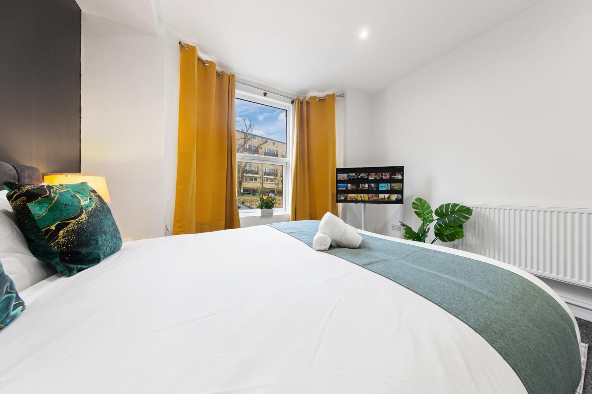 Chic & Spacious 2 Bedroom Haven In Zone 2-15 Mins To Central London- Garden & Parking Available! 5 Beds-Sleeps 6 People- Instant Book & Self Check-In! Save 20 Percent On Stays Of 7 Nights Or More !