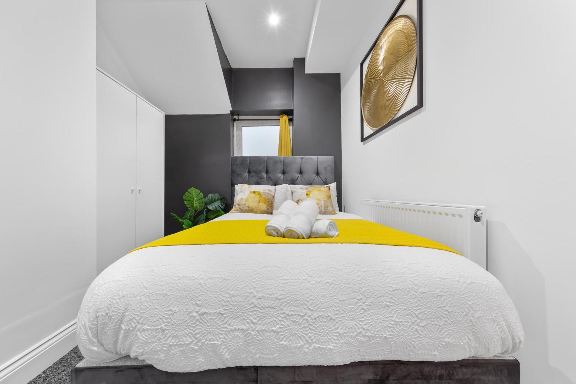 Apartment Chic & Spacious 2 Bedroom Haven In Zone 2-15 Mins To Central London- Garden & Parking Available! 5 Beds-Sleeps 6 People- Instant Book & Self Check-In! Save 20 Percent On Stays Of 7 Nights Or More !