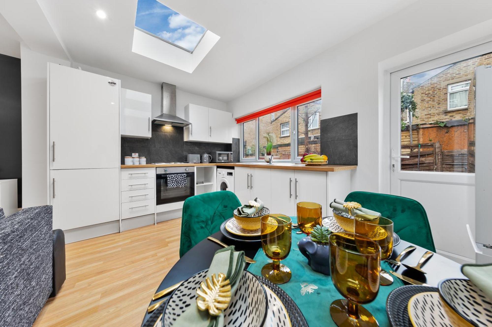Apartment Chic & Spacious 2 Bedroom Haven In Zone 2-15 Mins To Central London- Garden & Parking Available! 5 Beds-Sleeps 6 People- Instant Book & Self Check-In! Save 20 Percent On Stays Of 7 Nights Or More ! London