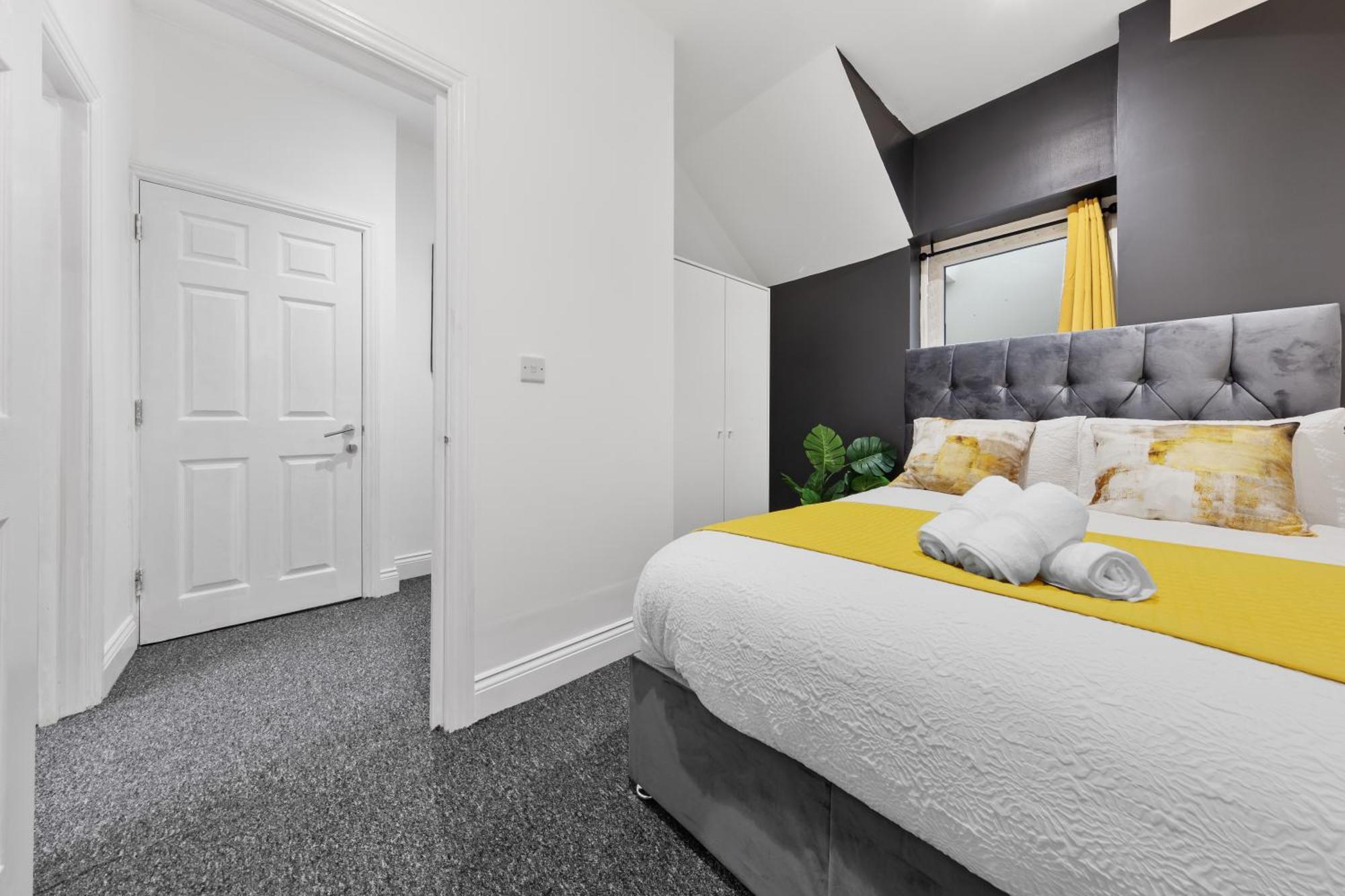 Chic & Spacious 2 Bedroom Haven In Zone 2-15 Mins To Central London- Garden & Parking Available! 5 Beds-Sleeps 6 People- Instant Book & Self Check-In! Save 20 Percent On Stays Of 7 Nights Or More ! London