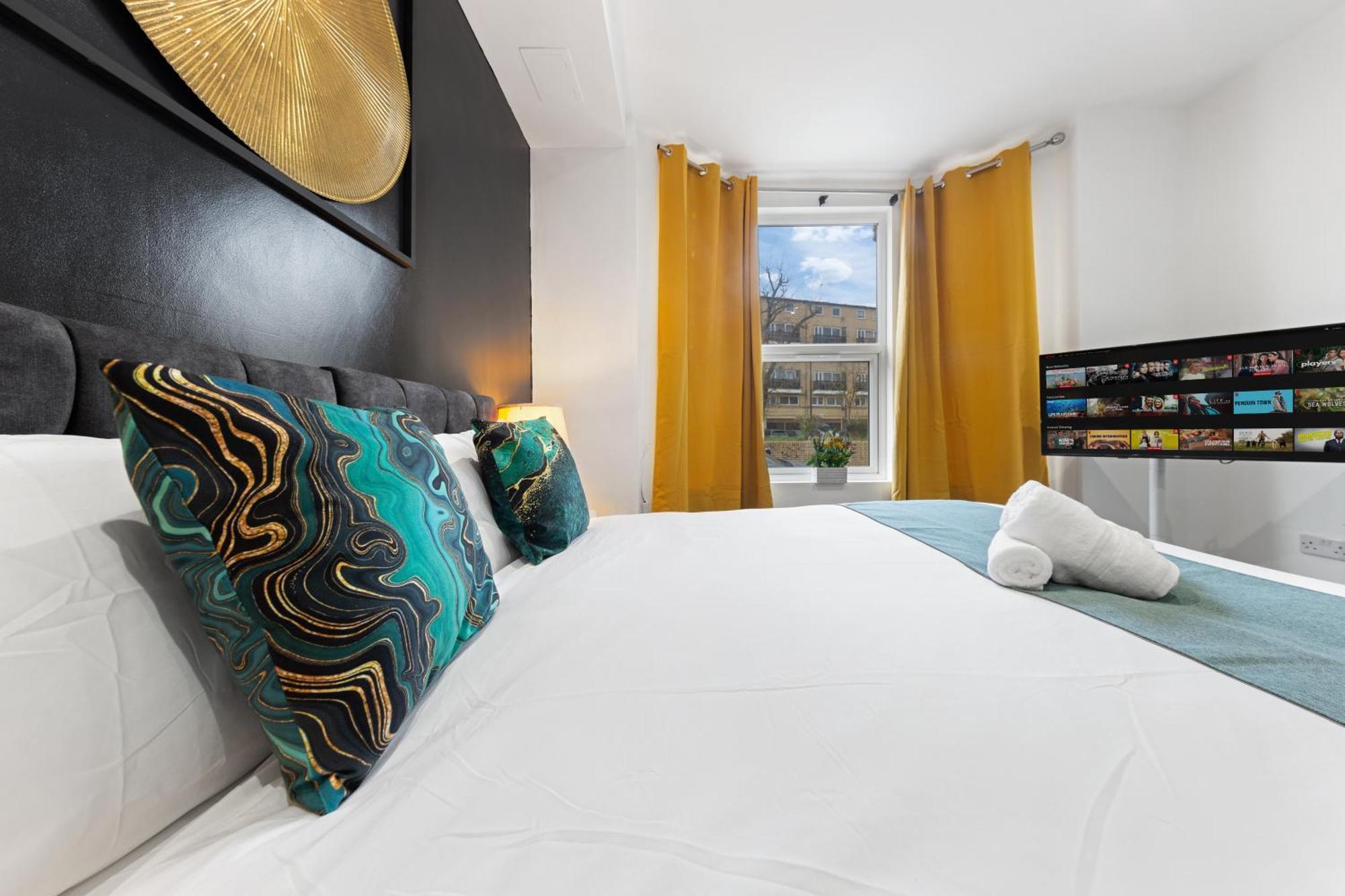 Chic & Spacious 2 Bedroom Haven In Zone 2-15 Mins To Central London- Garden & Parking Available! 5 Beds-Sleeps 6 People- Instant Book & Self Check-In! Save 20 Percent On Stays Of 7 Nights Or More ! Apartment