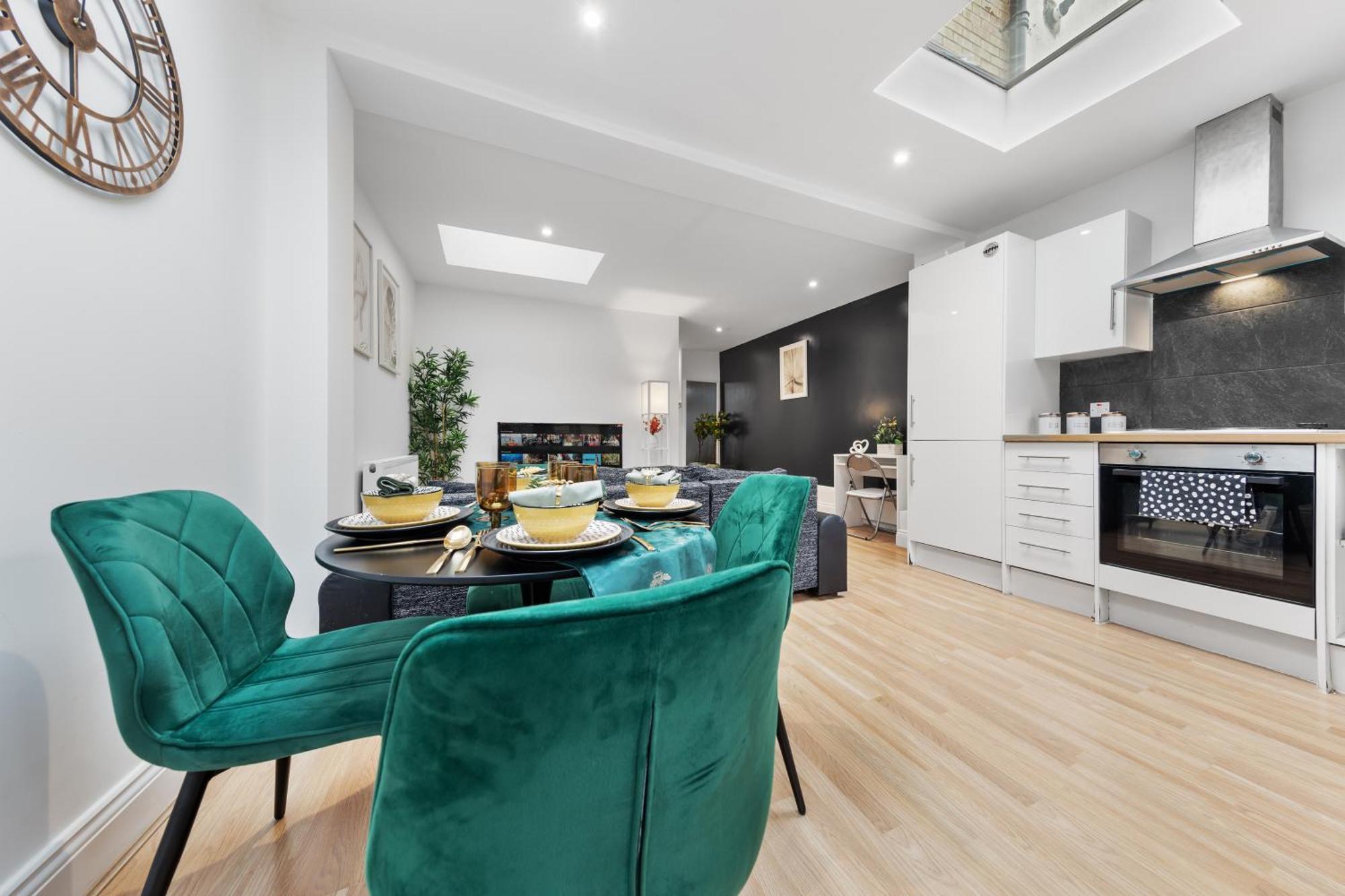 Apartment Chic & Spacious 2 Bedroom Haven In Zone 2-15 Mins To Central London- Garden & Parking Available! 5 Beds-Sleeps 6 People- Instant Book & Self Check-In! Save 20 Percent On Stays Of 7 Nights Or More !