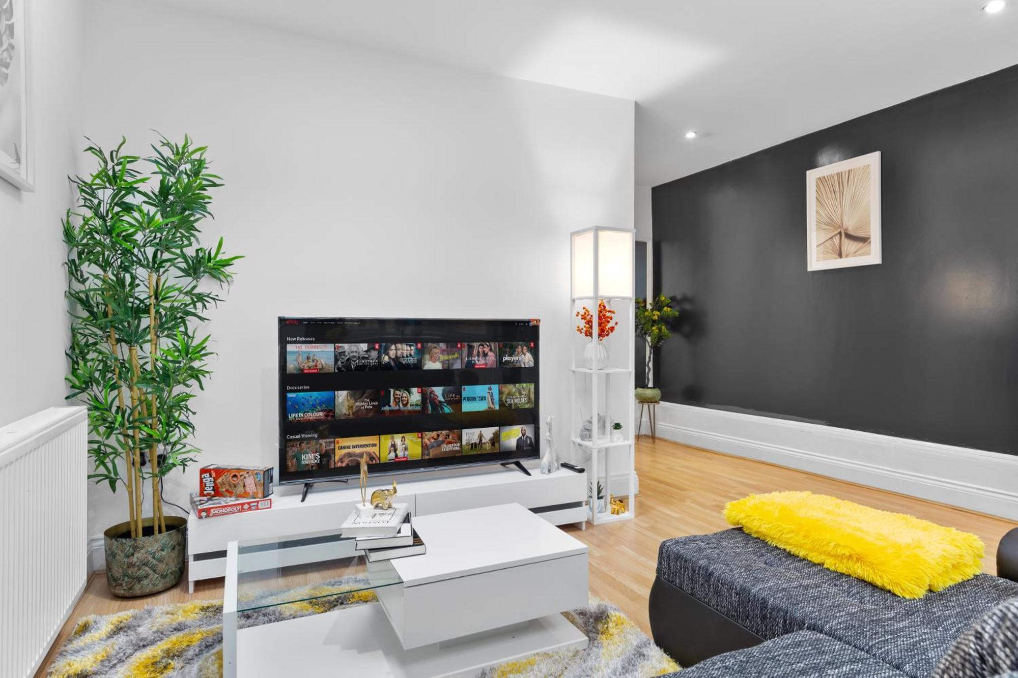 Chic & Spacious 2 Bedroom Haven In Zone 2-15 Mins To Central London- Garden & Parking Available! 5 Beds-Sleeps 6 People- Instant Book & Self Check-In! Save 20 Percent On Stays Of 7 Nights Or More ! Apartment *
