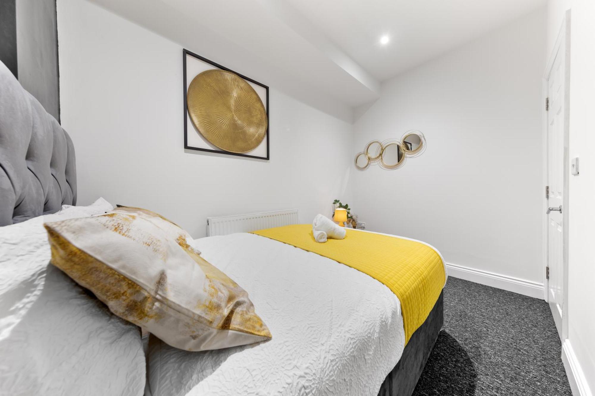 Chic & Spacious 2 Bedroom Haven In Zone 2-15 Mins To Central London- Garden & Parking Available! 5 Beds-Sleeps 6 People- Instant Book & Self Check-In! Save 20 Percent On Stays Of 7 Nights Or More ! * London