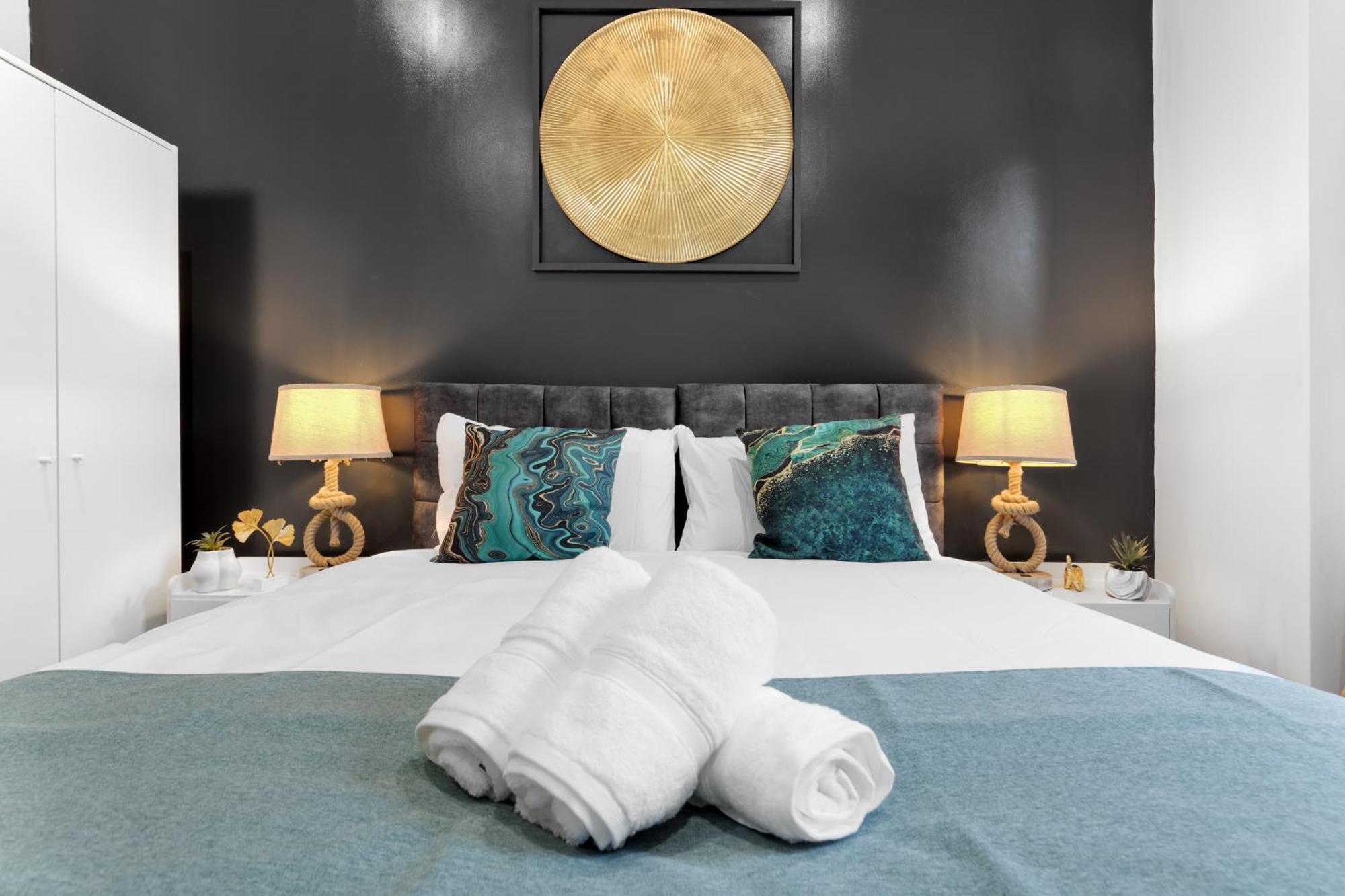 Chic & Spacious 2 Bedroom Haven In Zone 2-15 Mins To Central London- Garden & Parking Available! 5 Beds-Sleeps 6 People- Instant Book & Self Check-In! Save 20 Percent On Stays Of 7 Nights Or More ! Apartment *